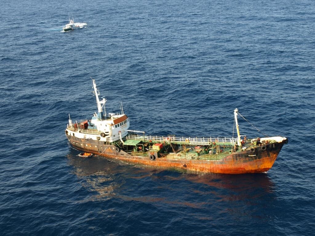 Sellan la fuga del buque »Theodoros» y preparan la evacuación del combustible a un centro de residuos oleosos