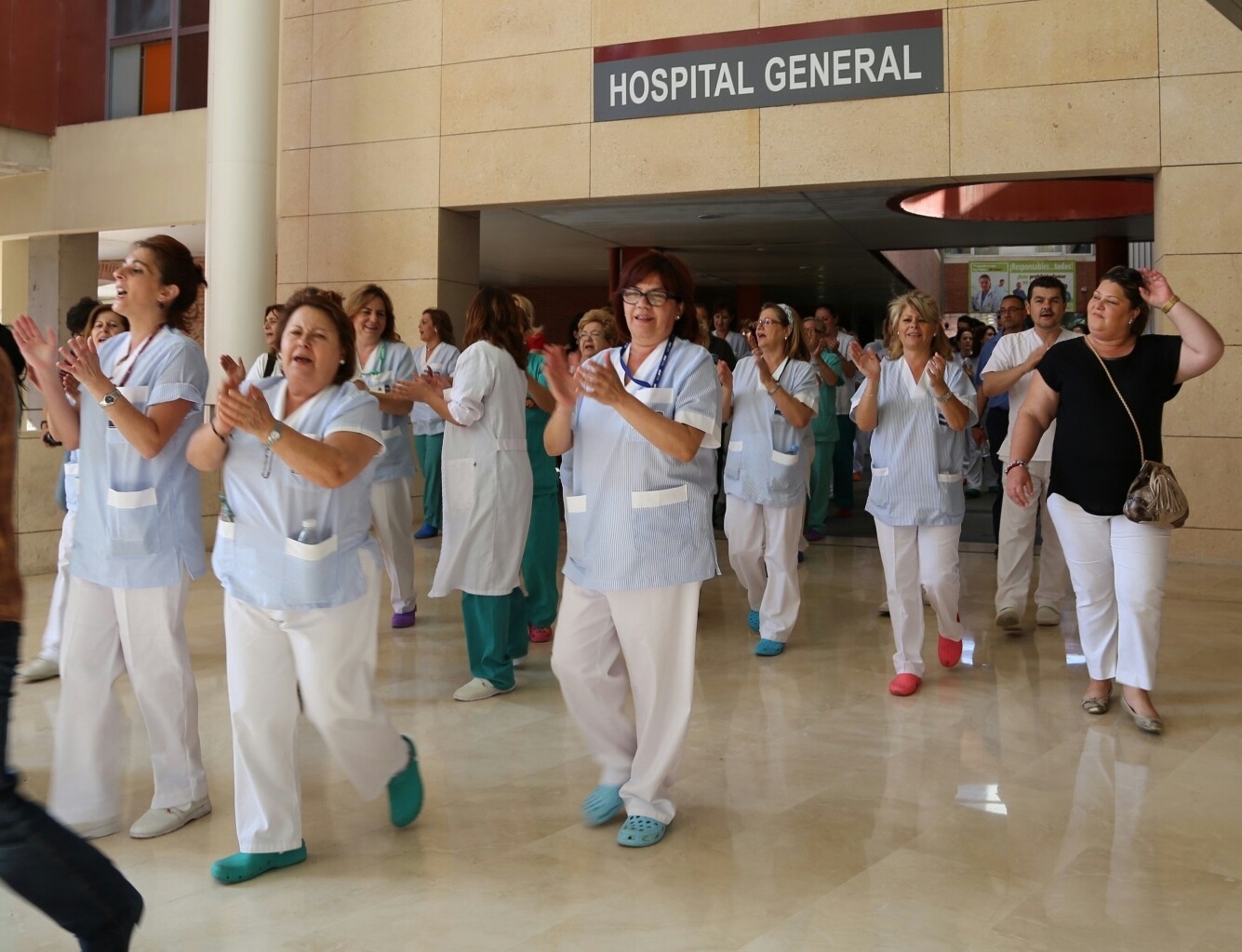 Trabajadores limpieza del hospital La Arrixaca comienzan movilizaciones y anuncian huelga indefinida a partir del lunes