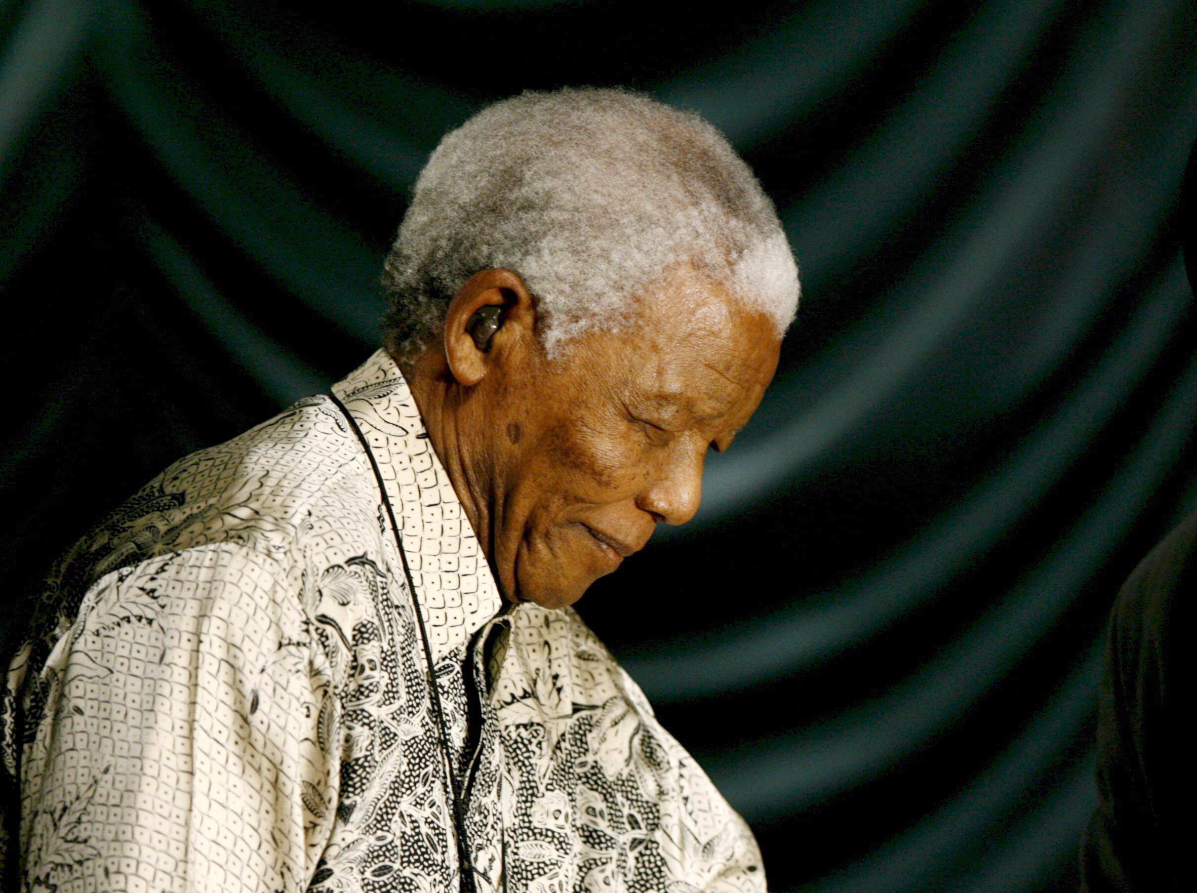 Nelson Mandela es ingresado de nuevo en estado grave pero estable