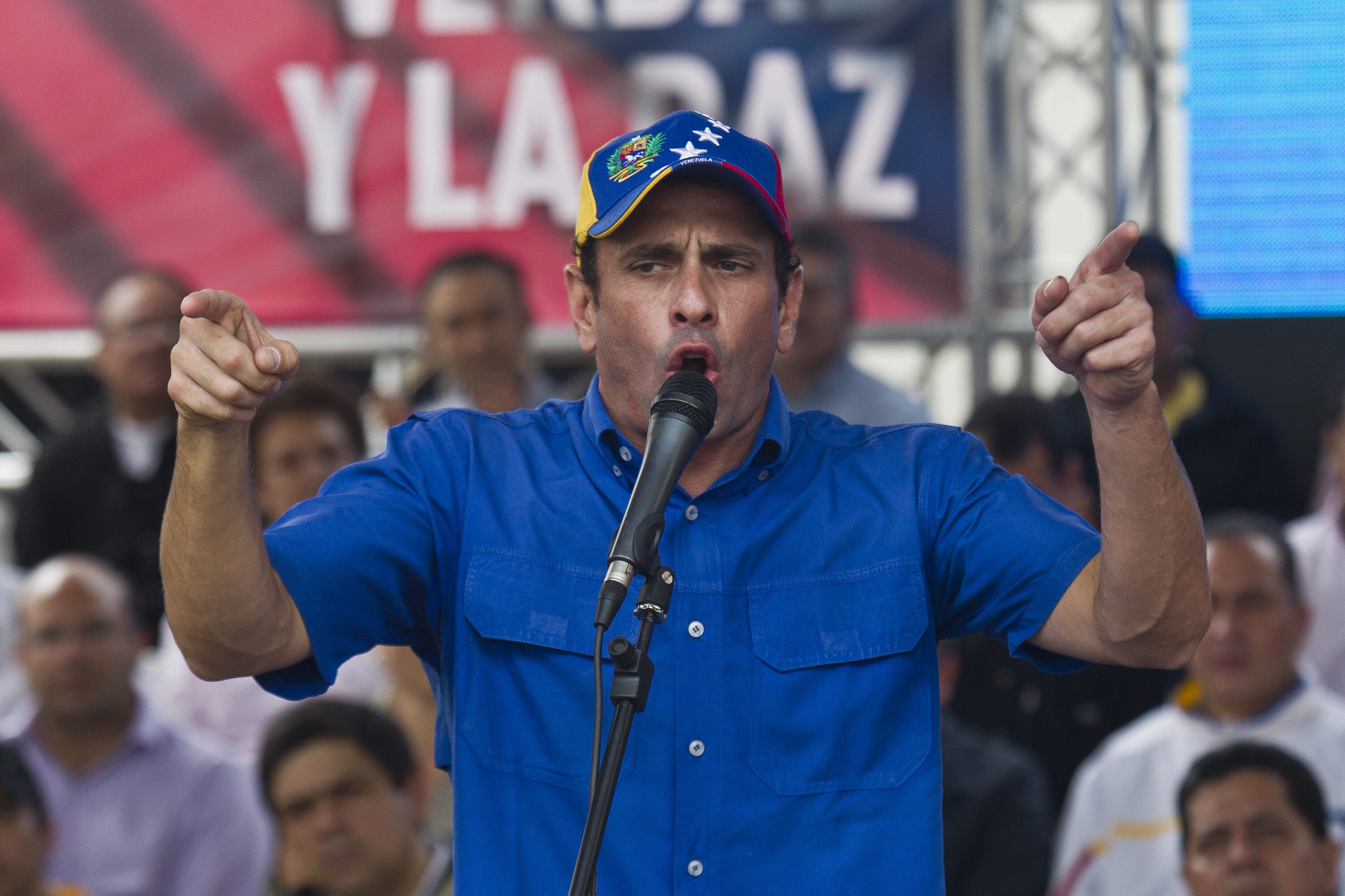 Capriles también tiene su televisión como Maduro y Chávez