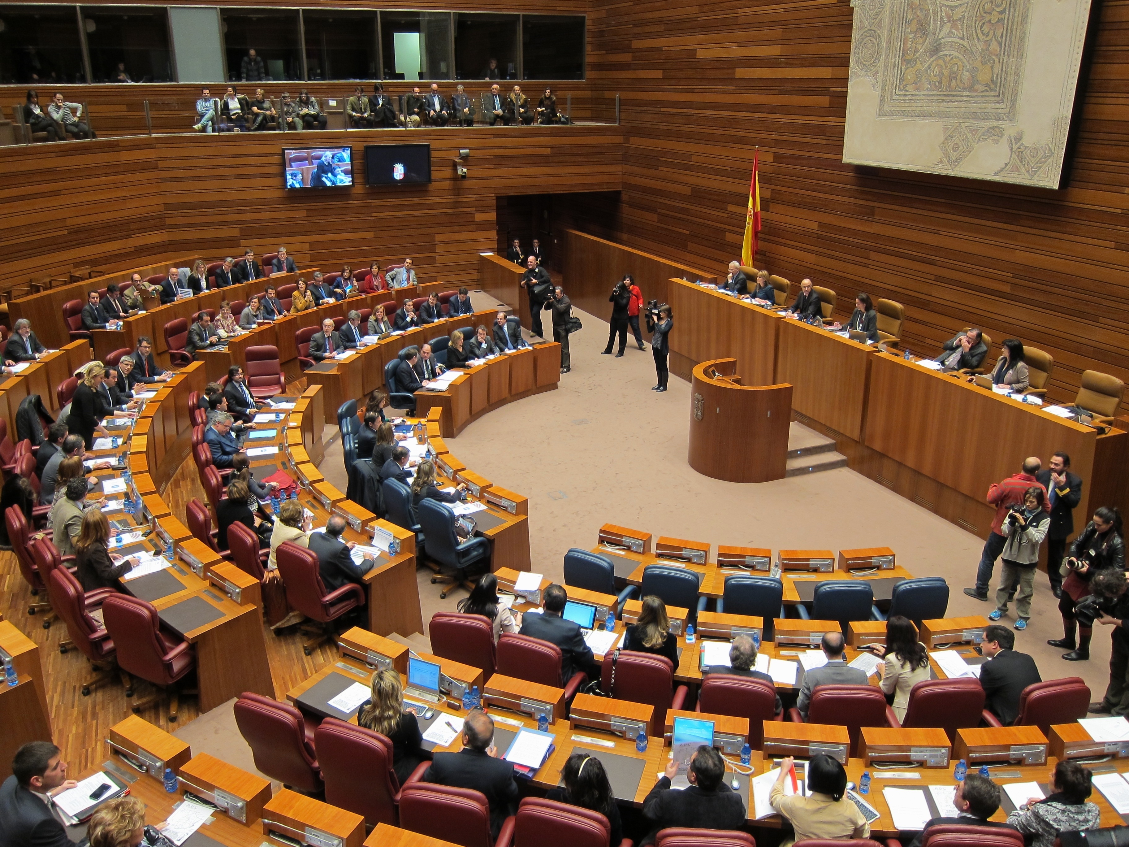 PP y PSOE respaldan la Ley de instituciones propias para dotarlas de eficiencia y limitar mandatos a cuatro años