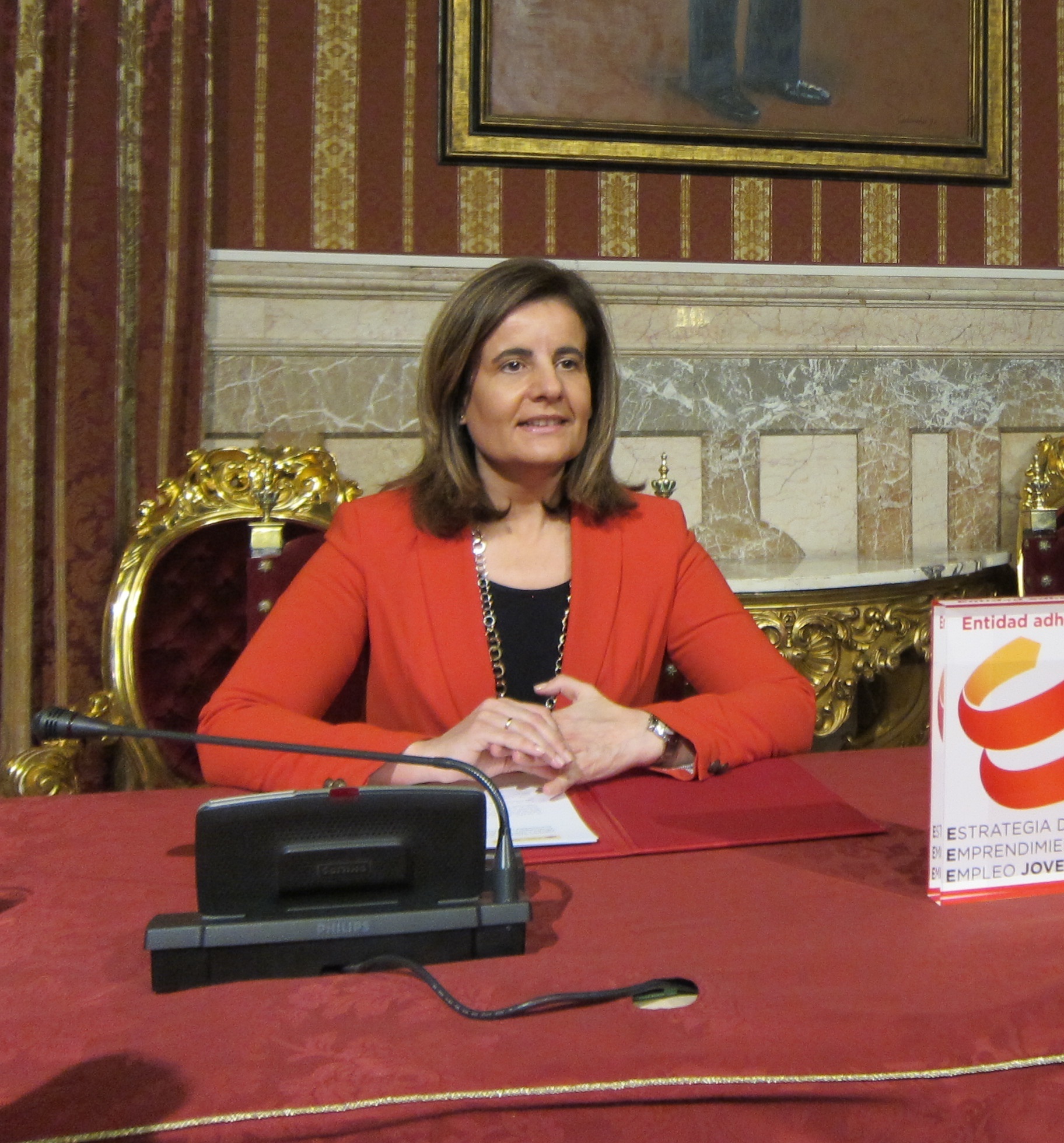 Báñez apunta a estudios «nacionales y extranjeros» que indican que España sale de crisis antes de final de año