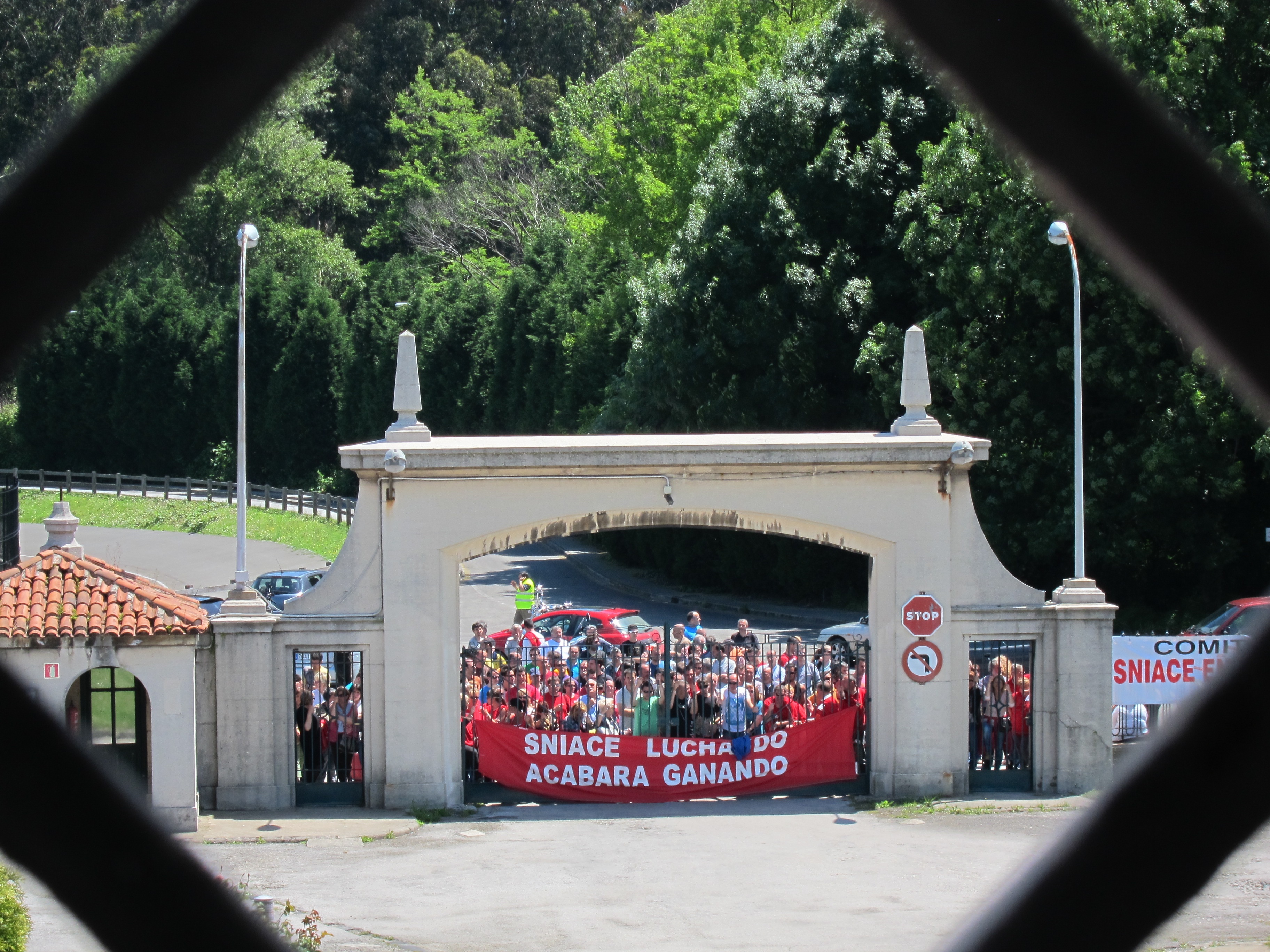 Sniace presenta un ERE para despedir a 364 trabajadores de su planta de Torrelavega