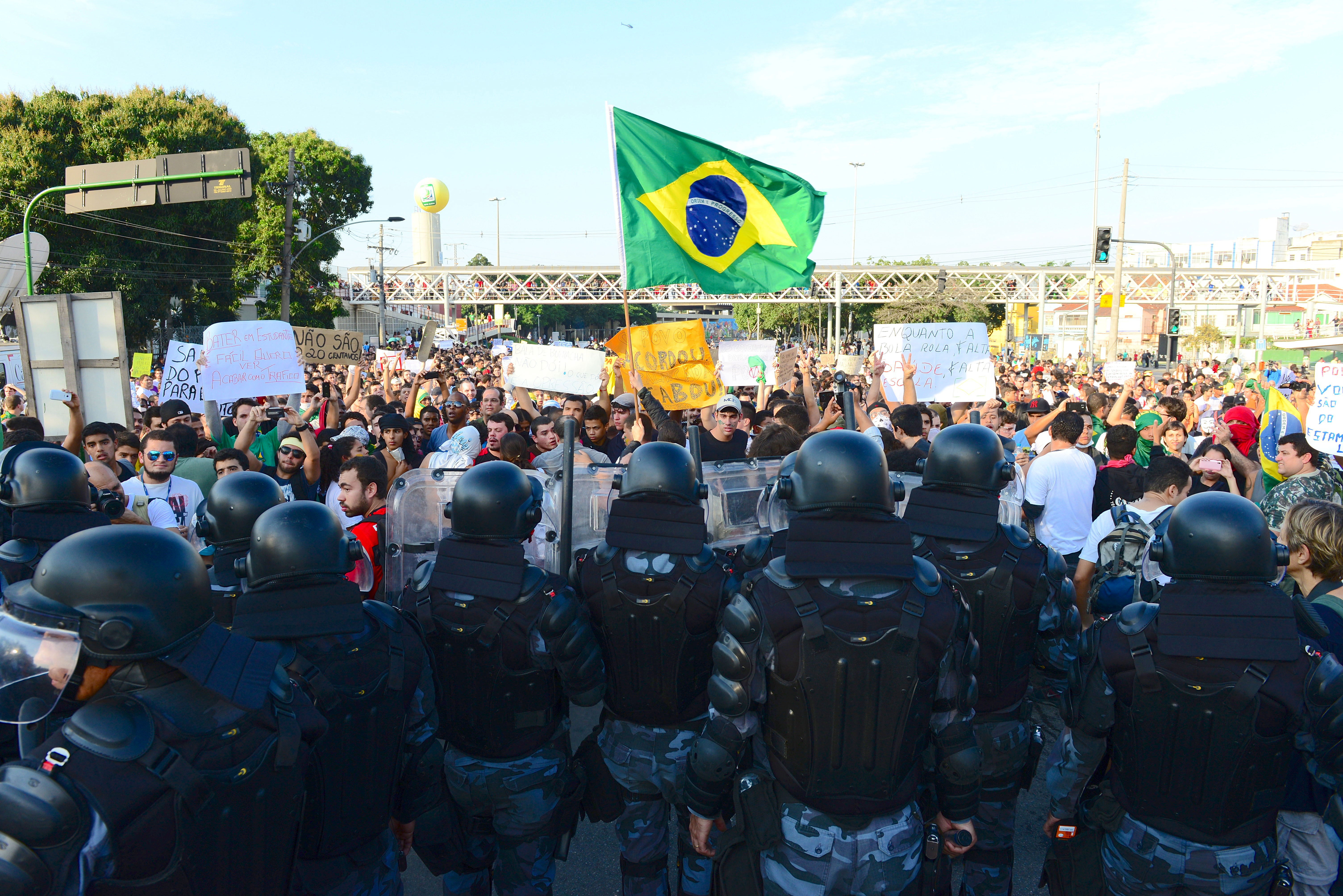 La policía carga contra los manifestantes frente al estadio de Maracaná