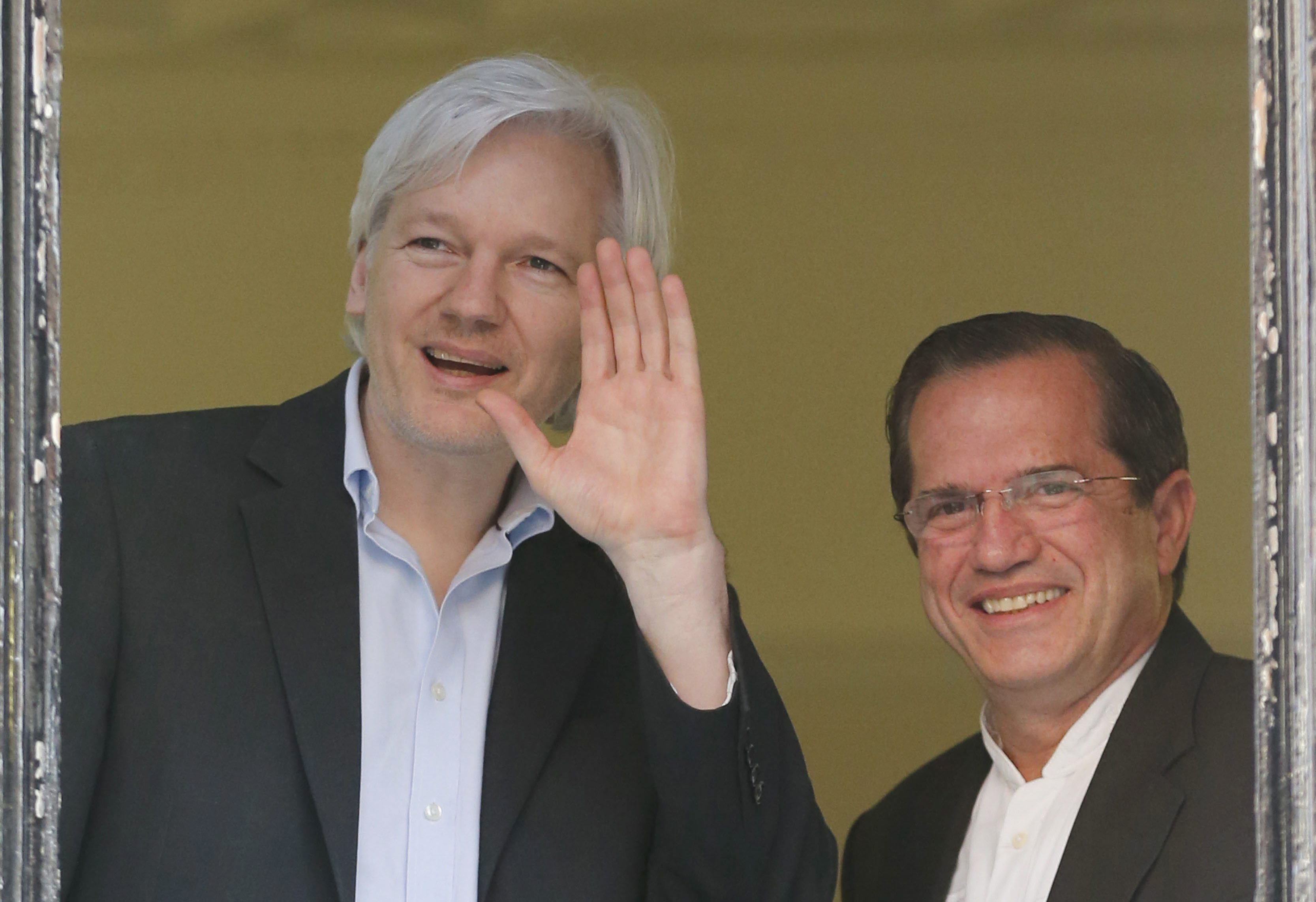 Assange está orgulloso de ayudar a Snowden en su huída