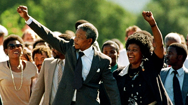 Mandela salió de prisión entre bailes y chocó con un muro de incomprensión