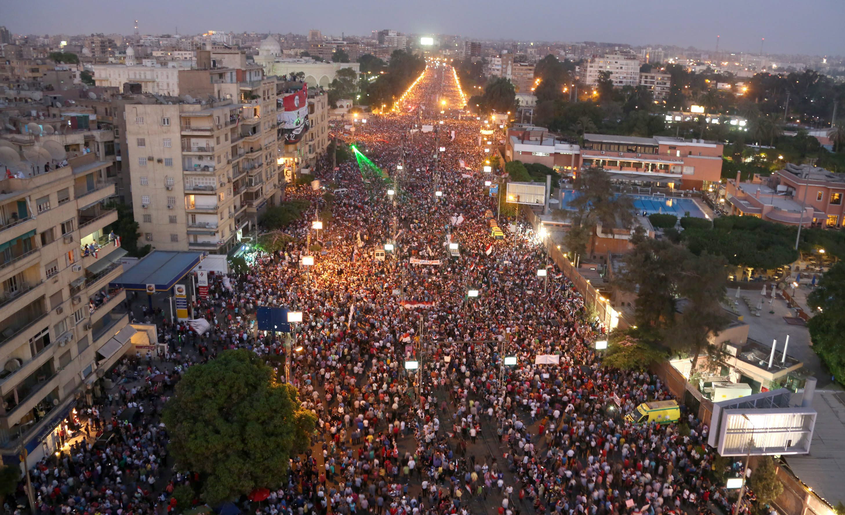 El Ejército egipcio da 48 horas a las fuerzas políticas para cumplir las demandas del pueblo