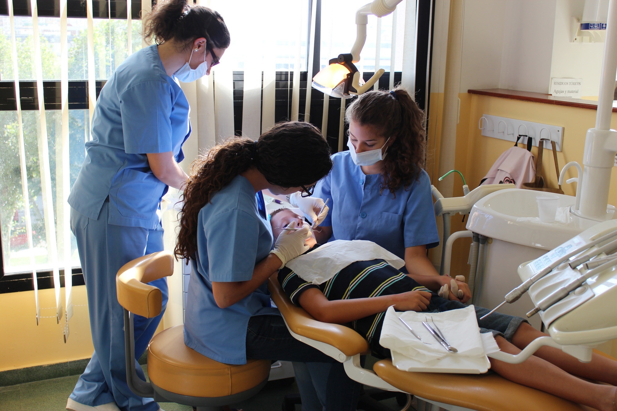La Facultad de Odontología revisa gratuitamente la salud bucodental a más de un centenar niños bielorrusos