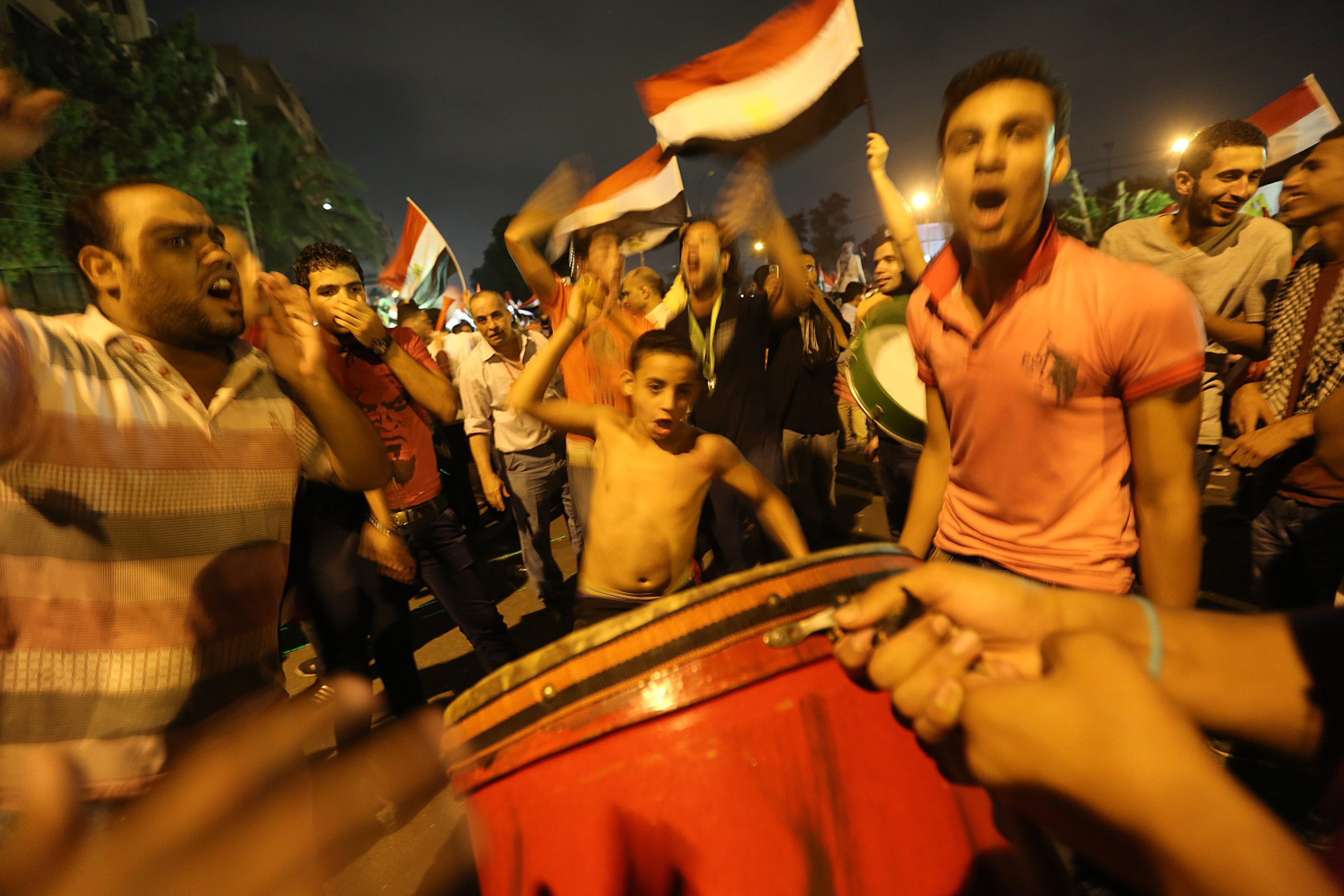 Francia llama a «hacer todo lo posible» para reanudar democratización en Egipto