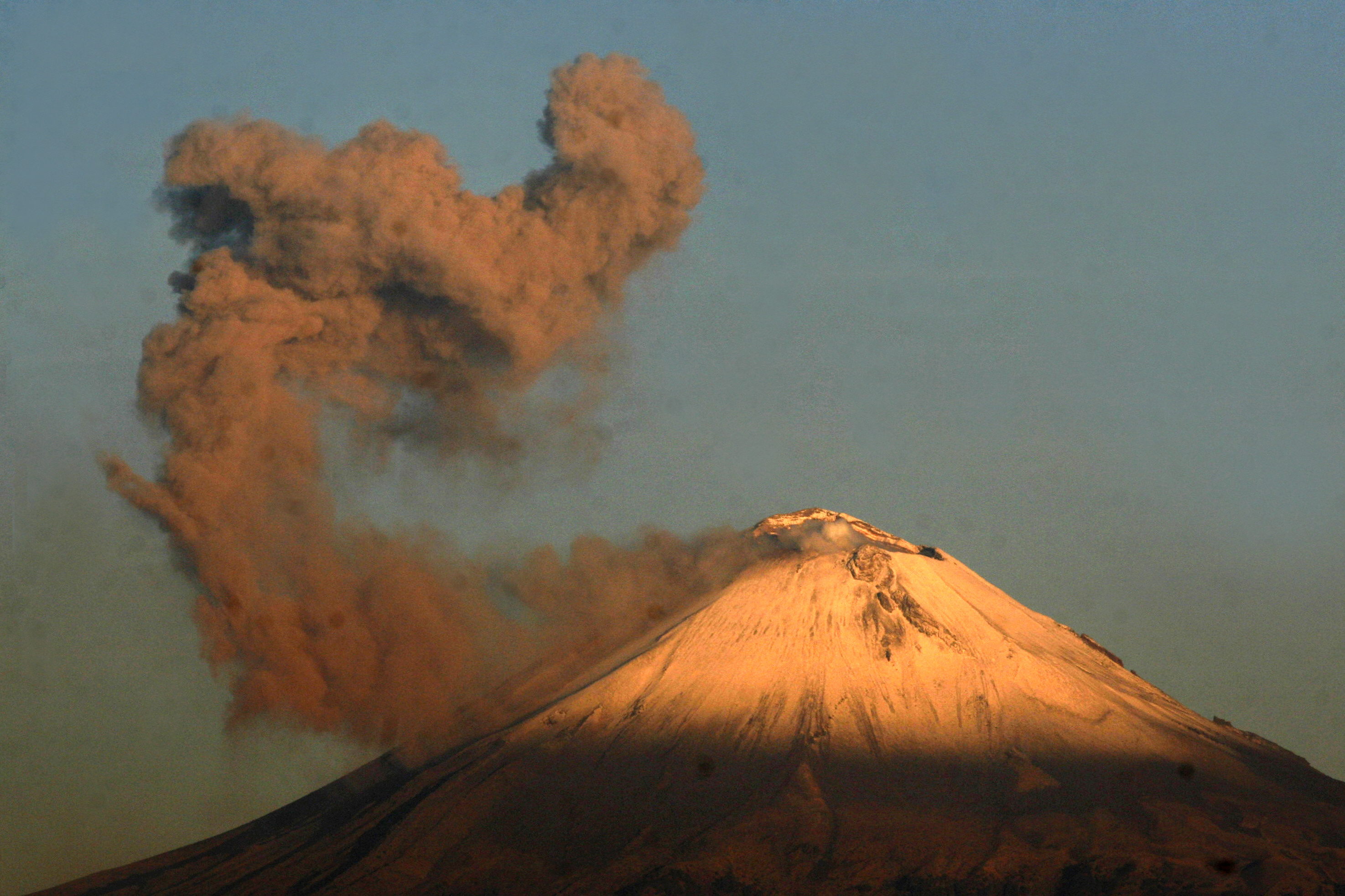 El volcán Popocatépetl emite una columna de gases de 3,5 kilómetros de altura