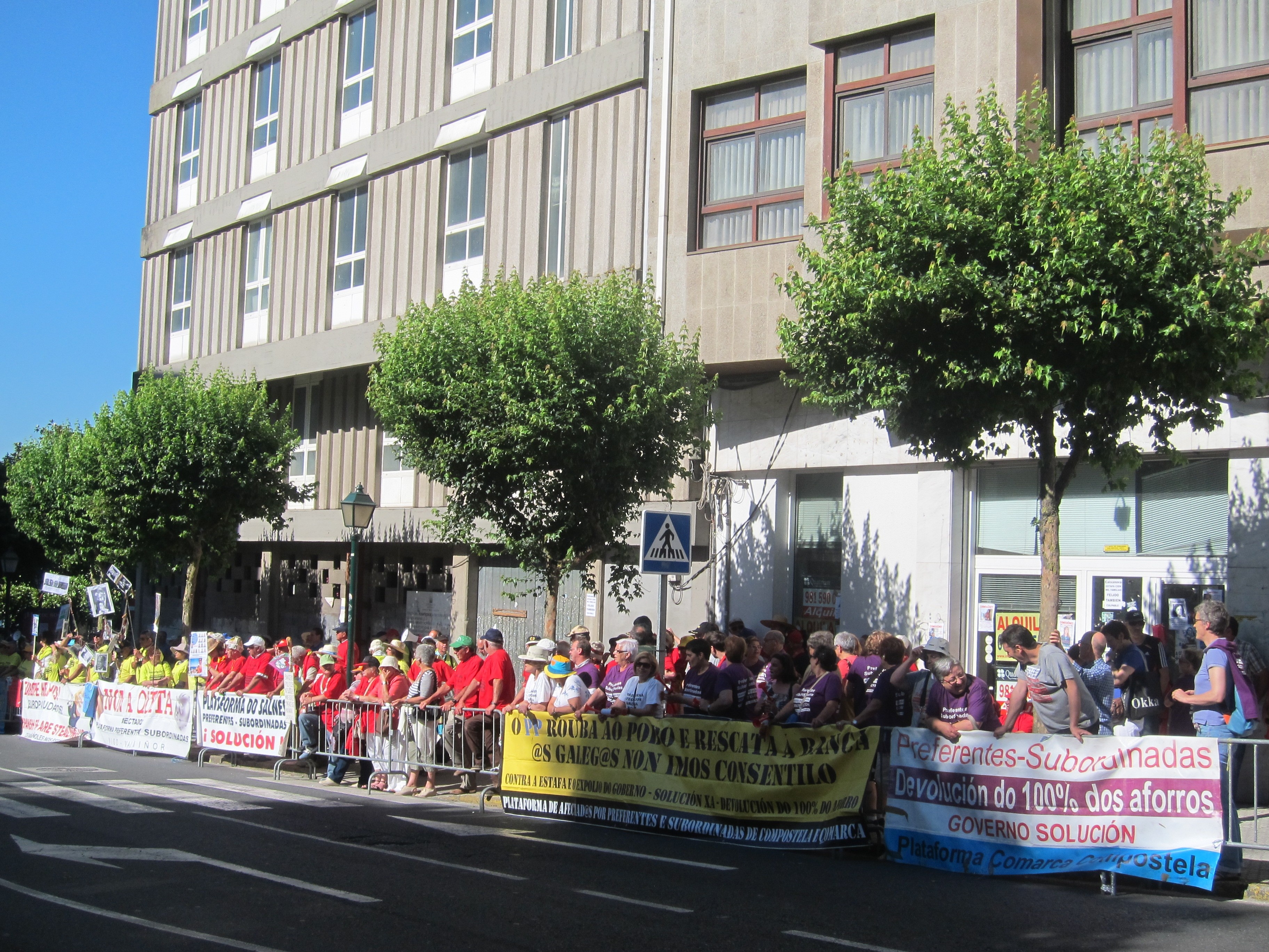 C.Preferentistas protestan coincidiendo con la comparecencia de Feijóo y Castellano para exigir el arbitraje