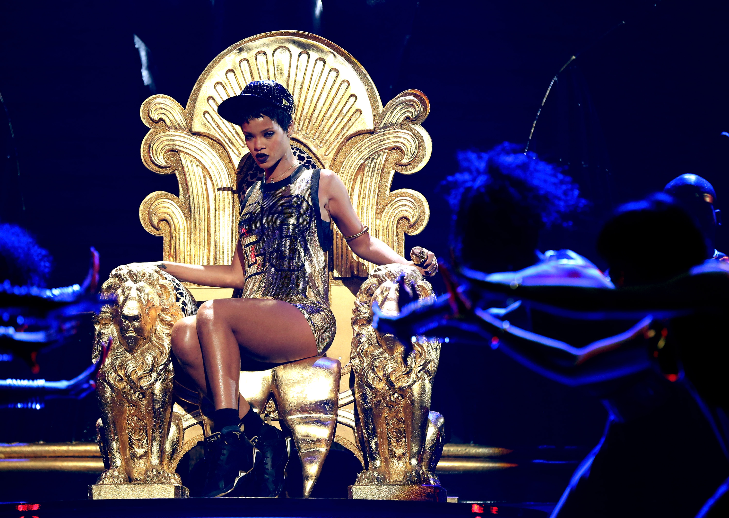 Rihanna vuelve a llegar tarde a su propio concierto y es recibida con abucheos