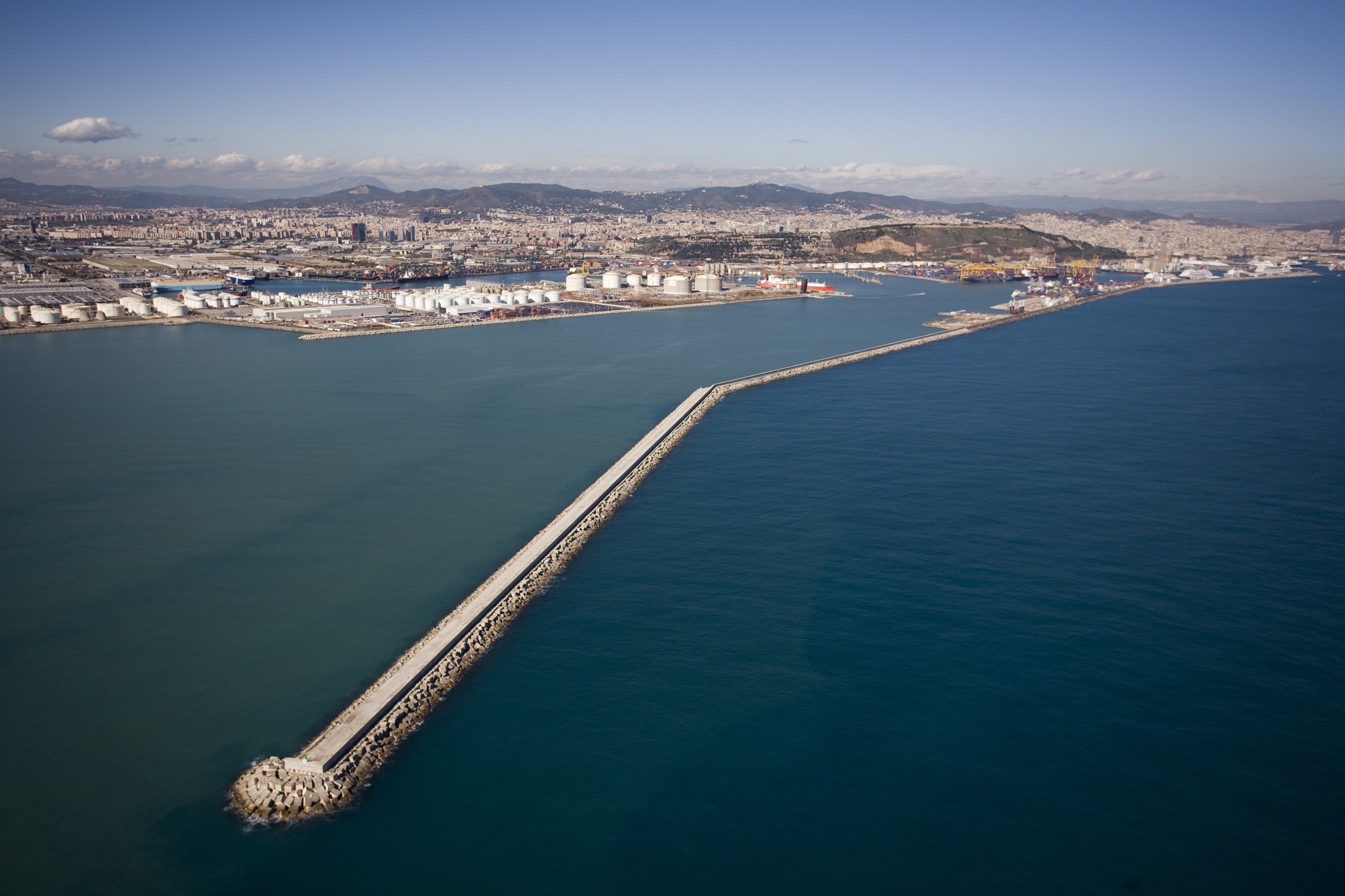 El Puerto de Barcelona renueva un contrato de renting con Banco Santander por 527.106 euros