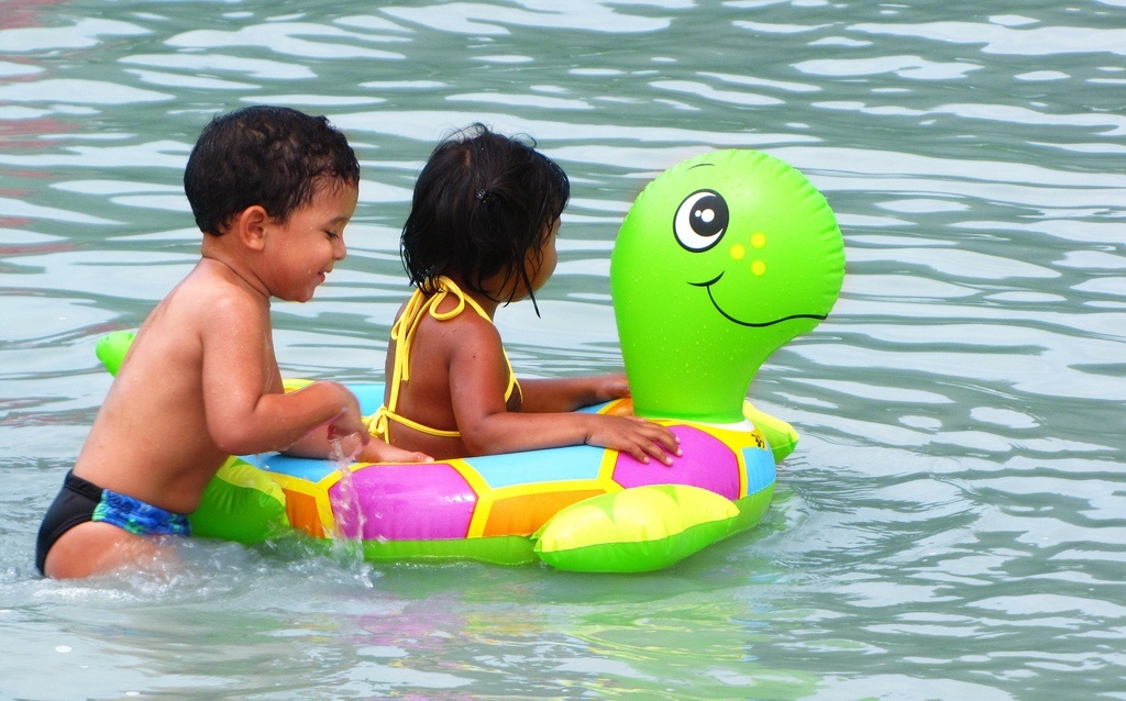 Valencia advierte de que los juguetes acuáticos y flotadores no sustituyen la capacidad de nadar de los niños