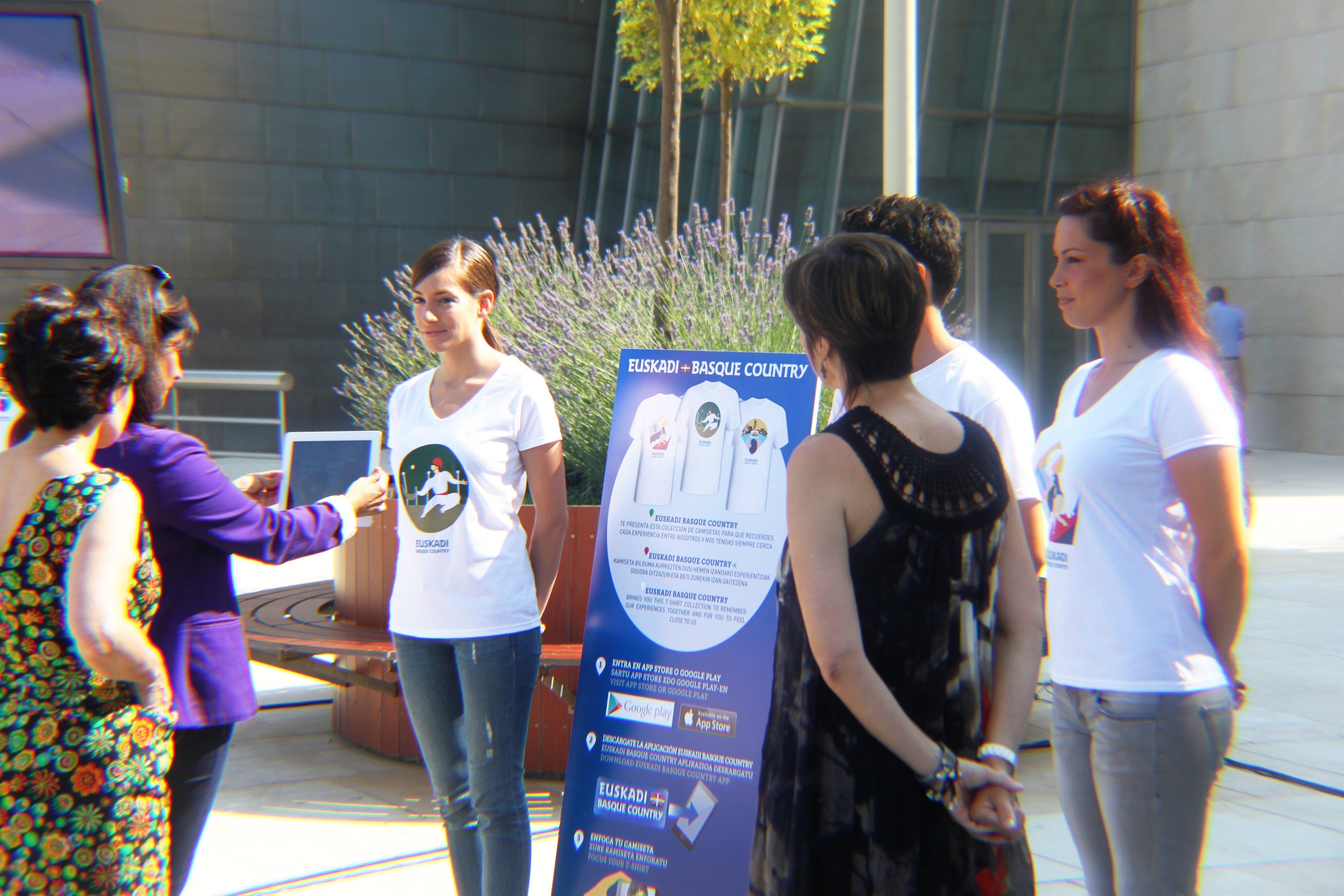 El Gobierno vasco promociona la marca «Basque Country» con camisetas de realidad aumentada y aplicaciones adaptadas