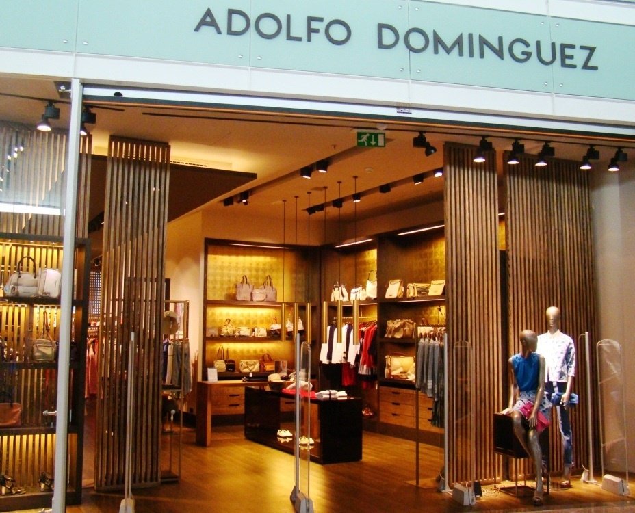 Adolfo Domínguez cierra doce tiendas en España y Portugal