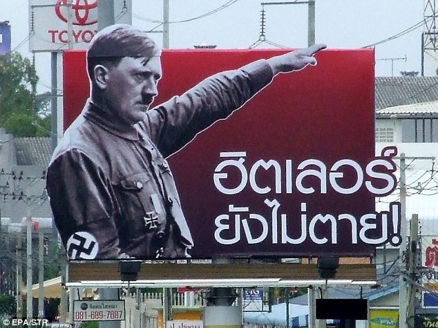 Le cierran el bar por apología del nazismo y reabre con fotos de Hitler en Indonesia