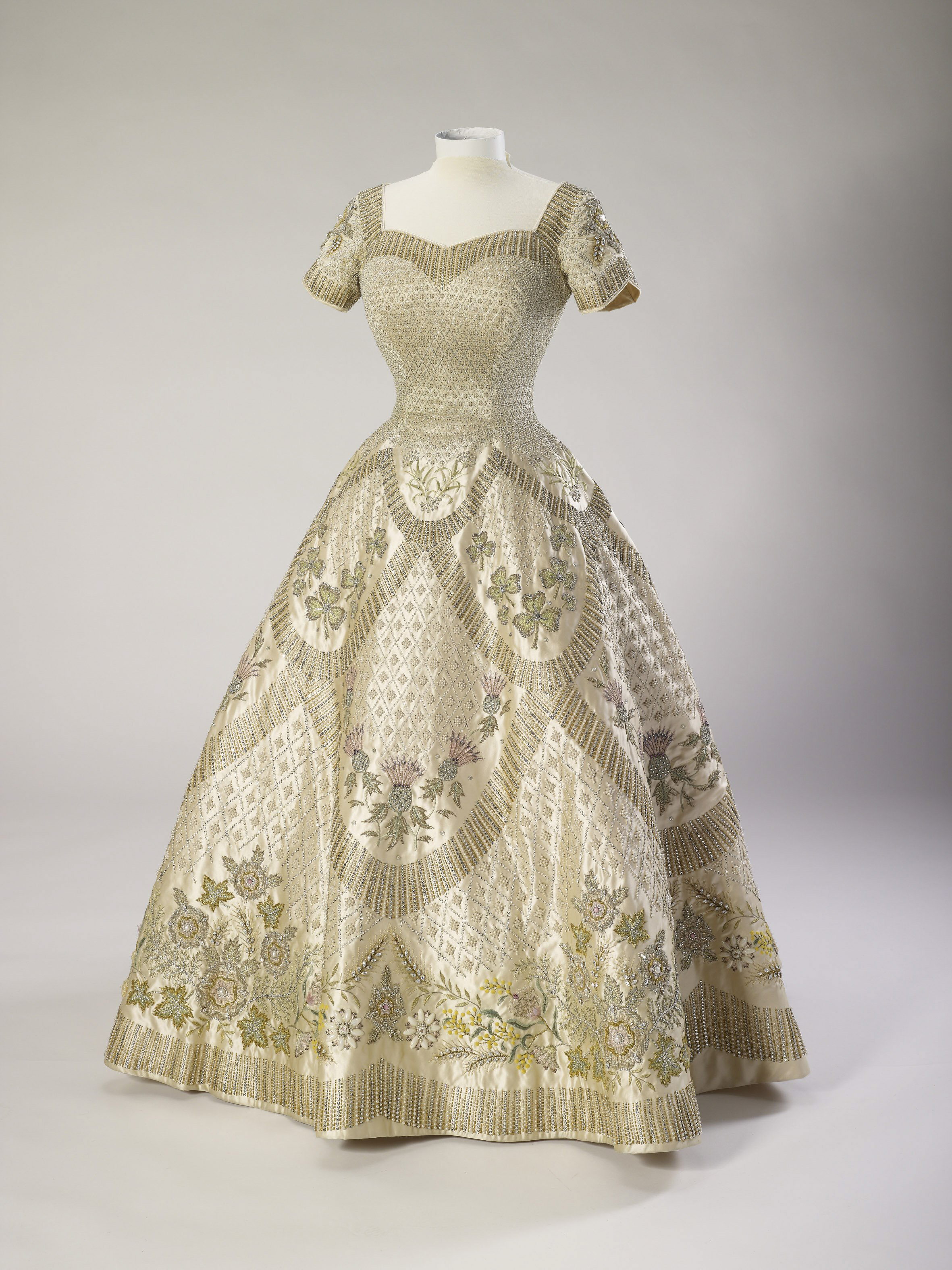 El Palacio de Buckingham exhibe vestidos y artículos de la Coronación de 1953