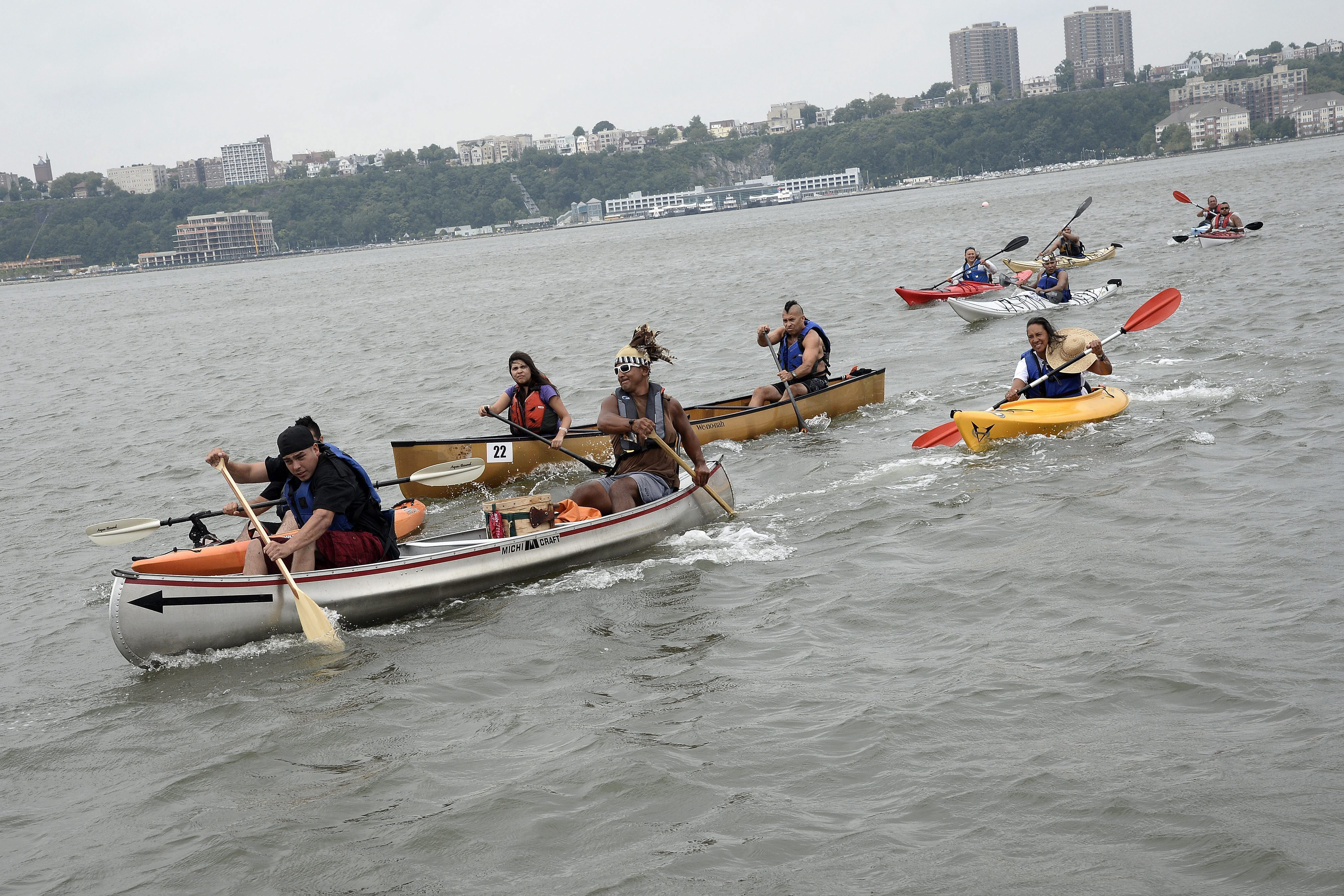 Reflexión histórica, penachos y canoas en el Día de los Pueblos Indígenas en la ONU