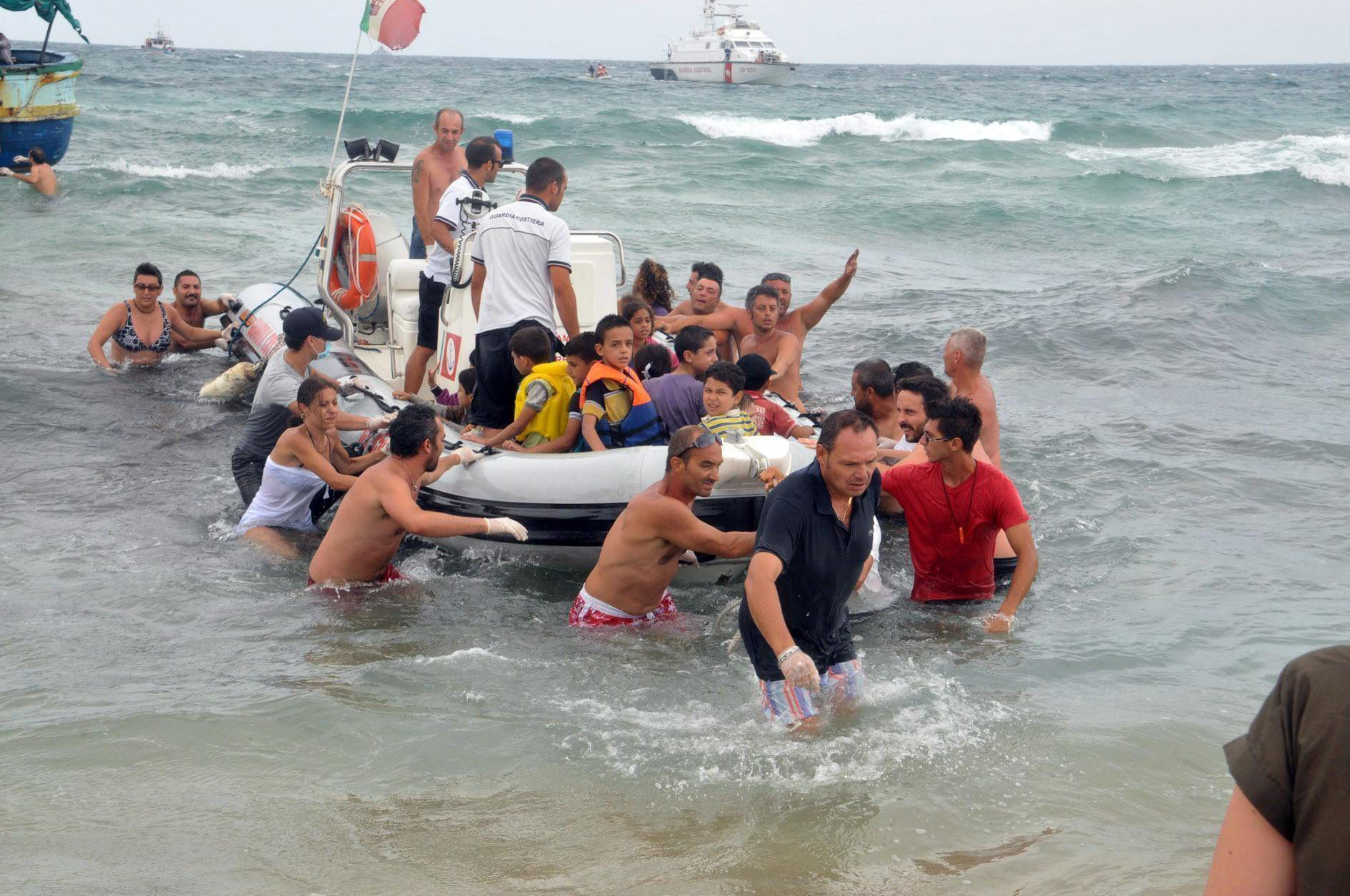 Italia impresionada por los bañistas que ayudaron a salvar a 164 inmigrantes
