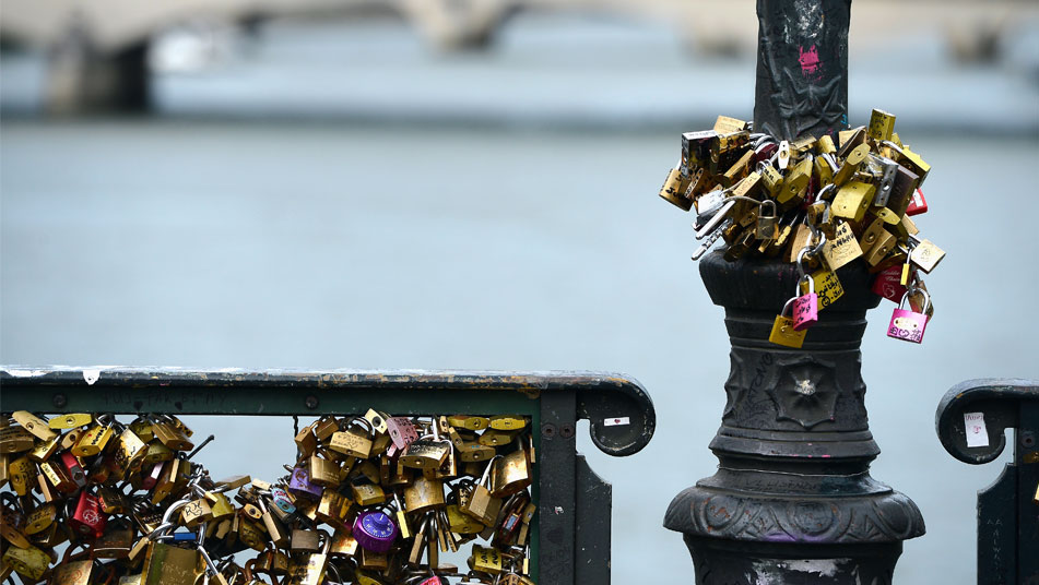 El peso de los candados del amor pone en peligro el famoso Pont des Arts de París