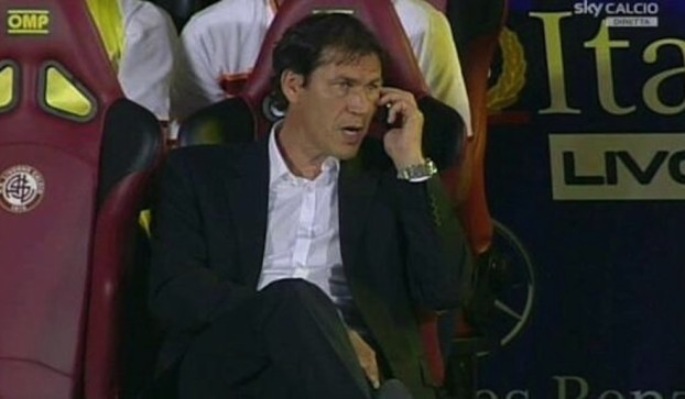 Rudi García no se separó de su teléfono móvil en su debut en Seria A con la Roma