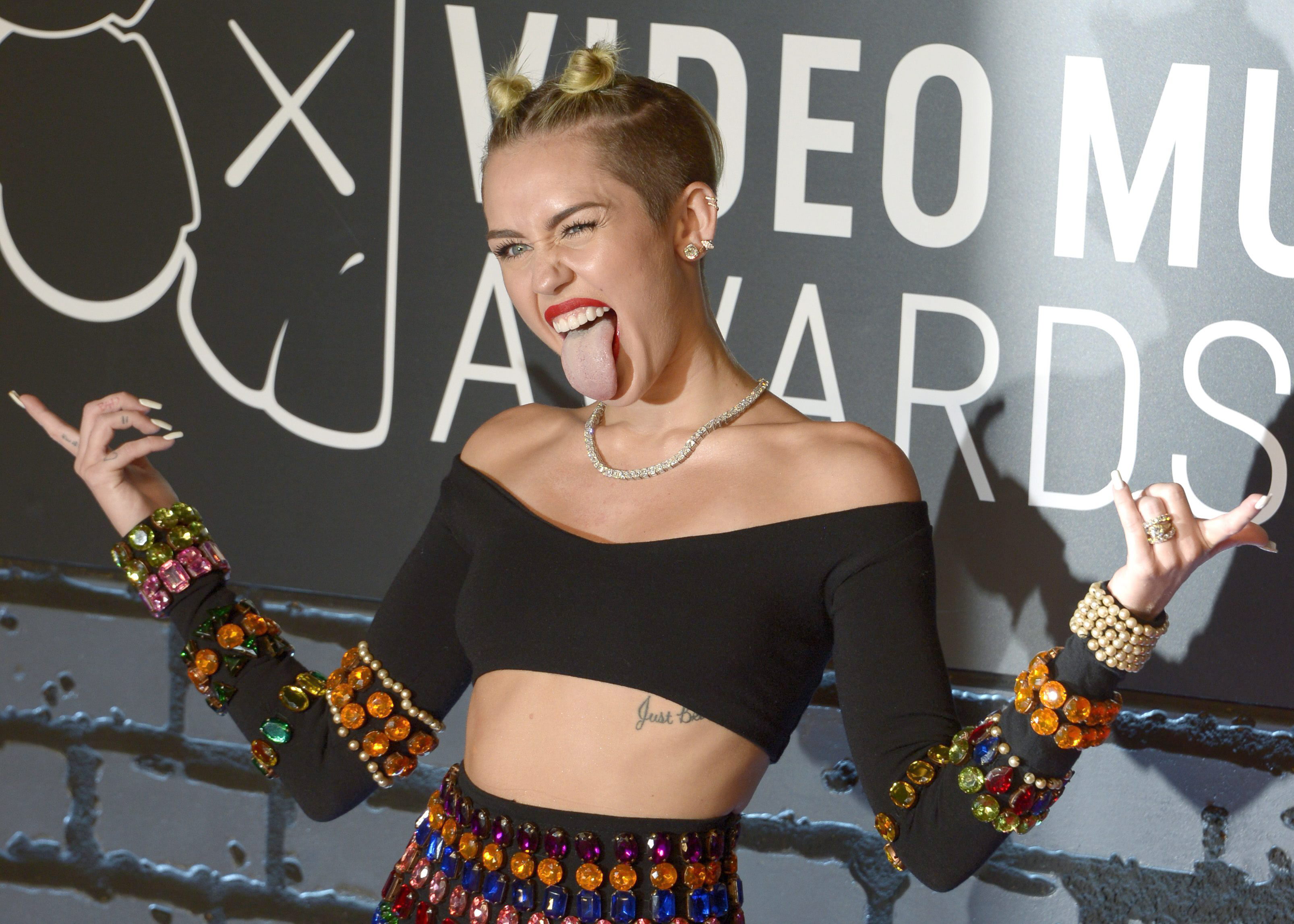 Miley Cyrus solivianta a familias en EE.UU. como provocadora sexual en MTV
