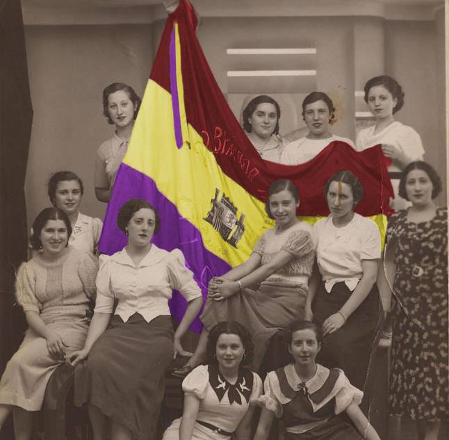 Valenciano cuelga en su Facebook una foto de la bandera republicana