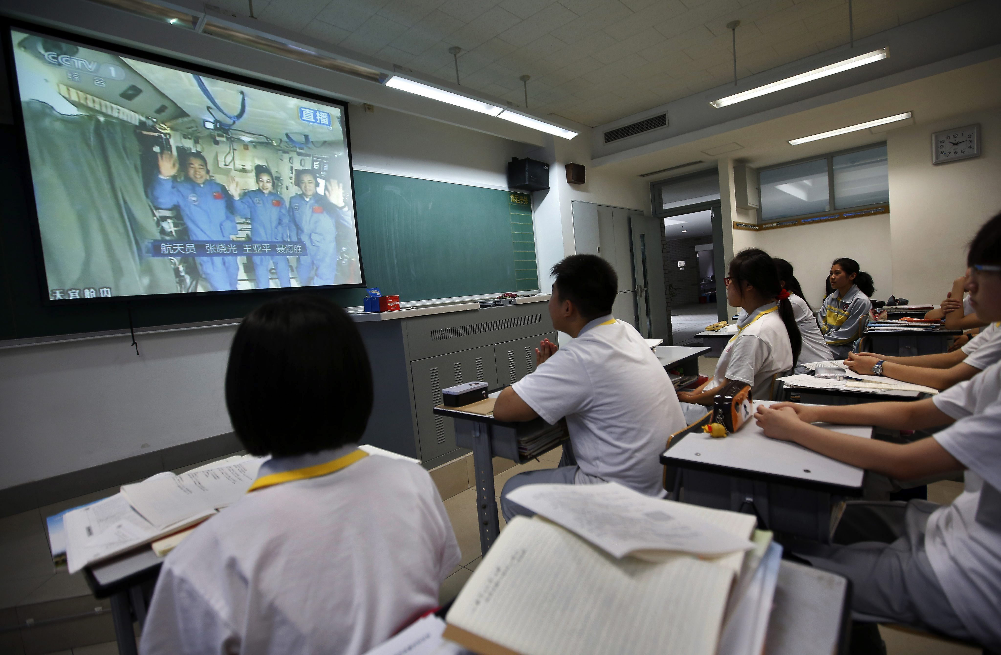 Los niños en China estudian 12 horas al día y reciben clases extra para subir notas