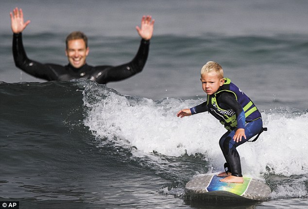 Triston Gailey causa sensación en California surfeando con tan solo 3 años