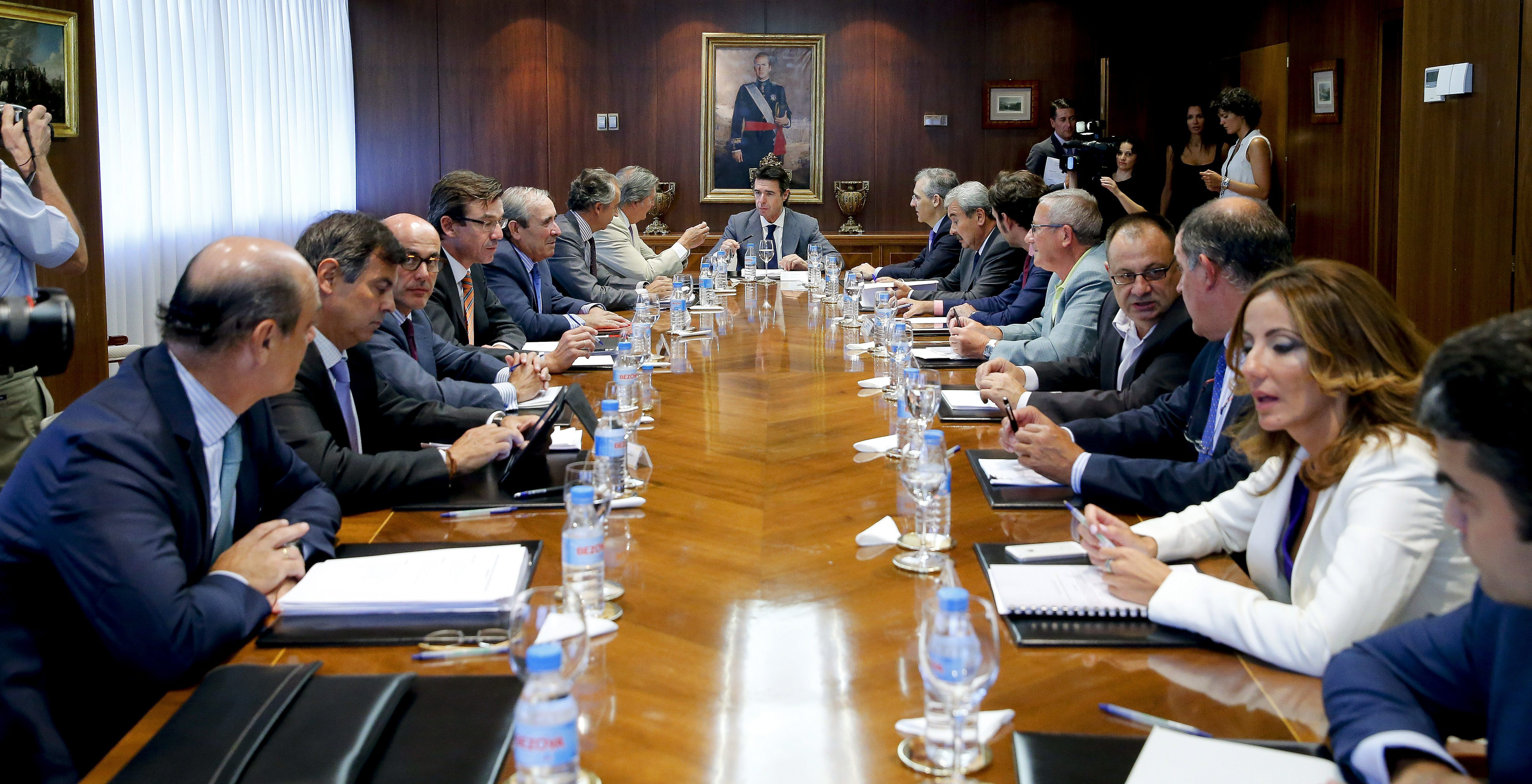 Soria anuncia medidas para ayudar al naval y «relanzar» así el sector