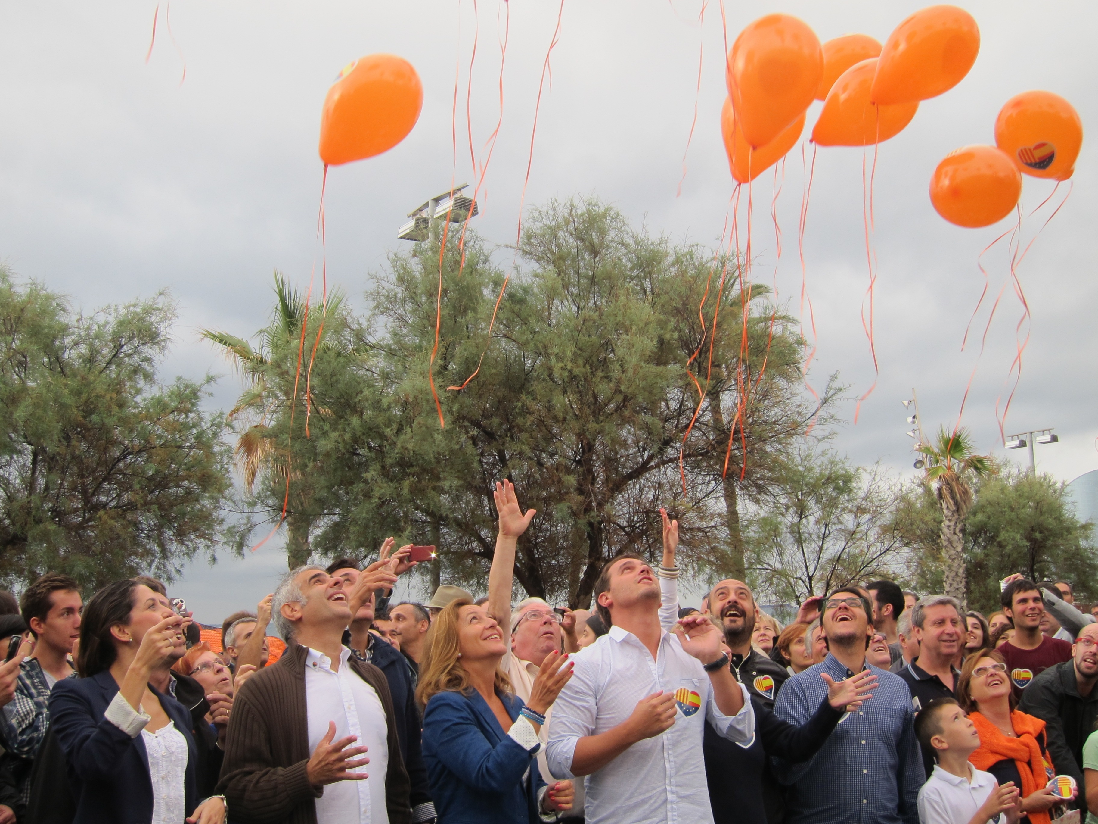 C»s lanza 2.000 globos en Barcelona para decir «no a las cadenas»