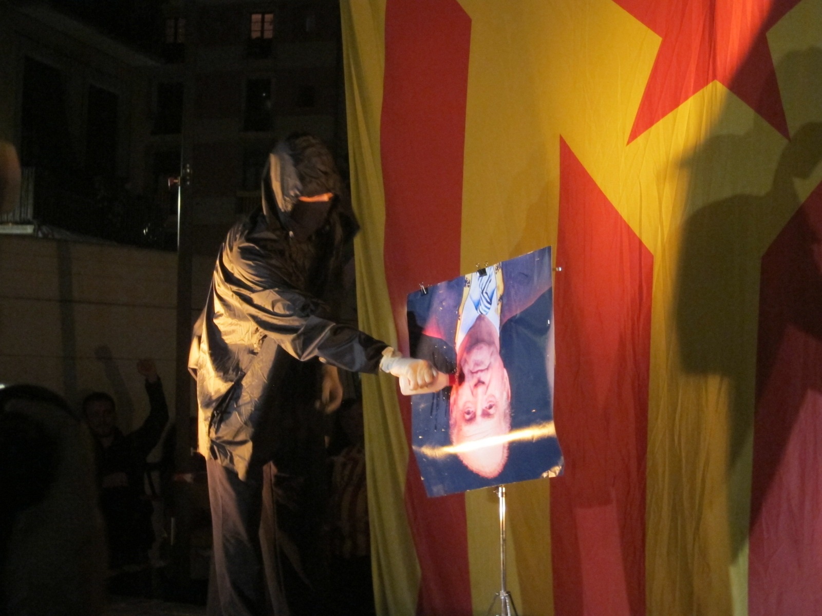 Queman un retrato del Rey y una bandera española tras la manifestación anticapitalista