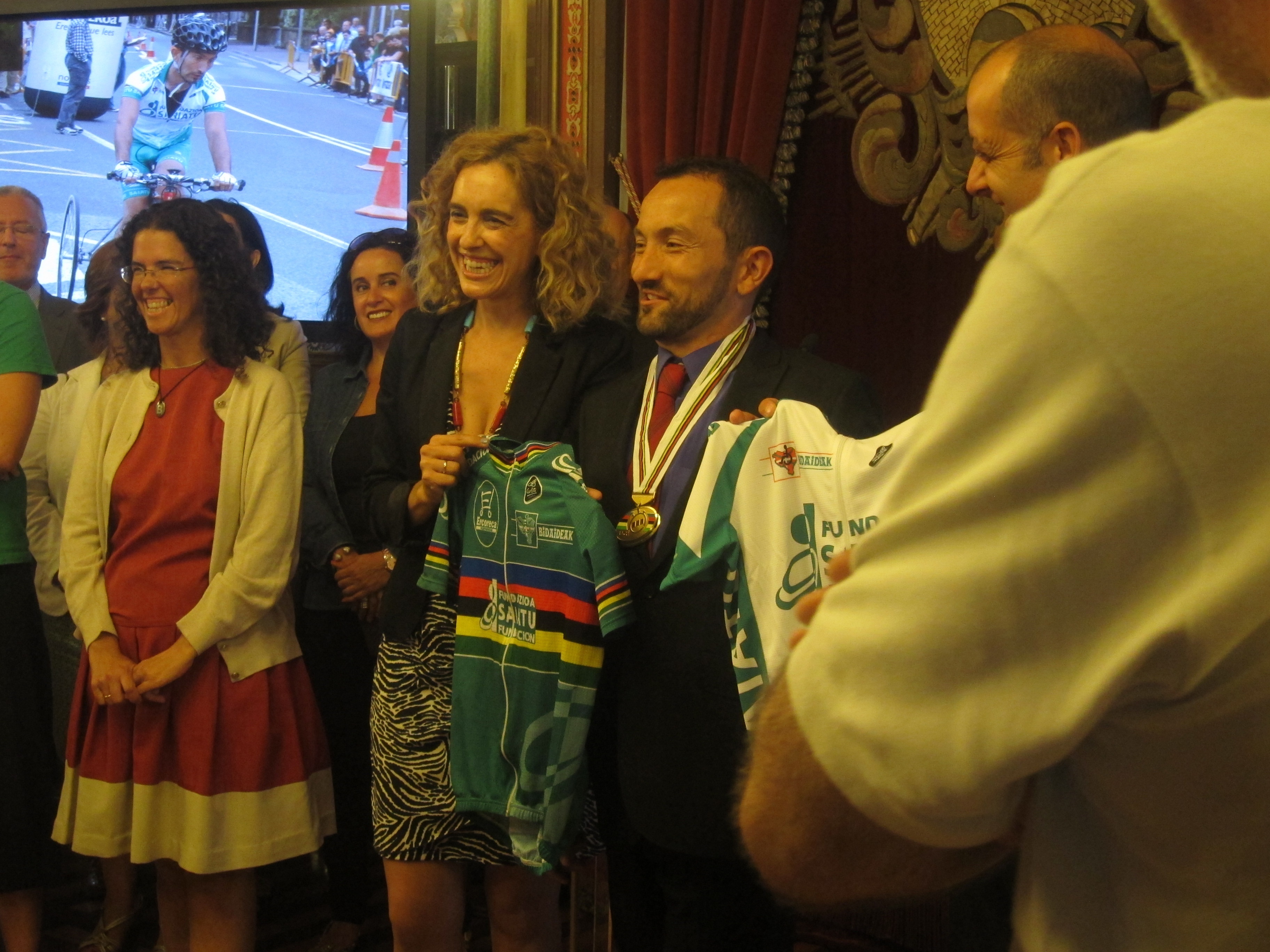 El bicampeón mundial de paraciclismo Aitor Oroza recibe el reconocimiento a sus victorias en el Ayuntamiento de Bilbao