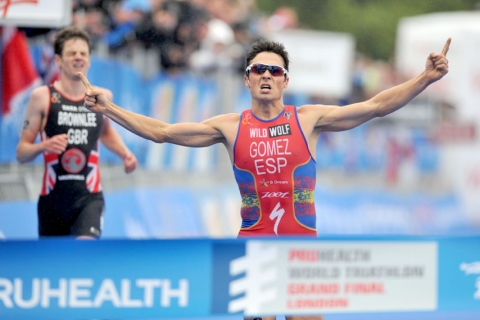 Gómez Noya hace historia y conquista su tercer Mundial de triatlón