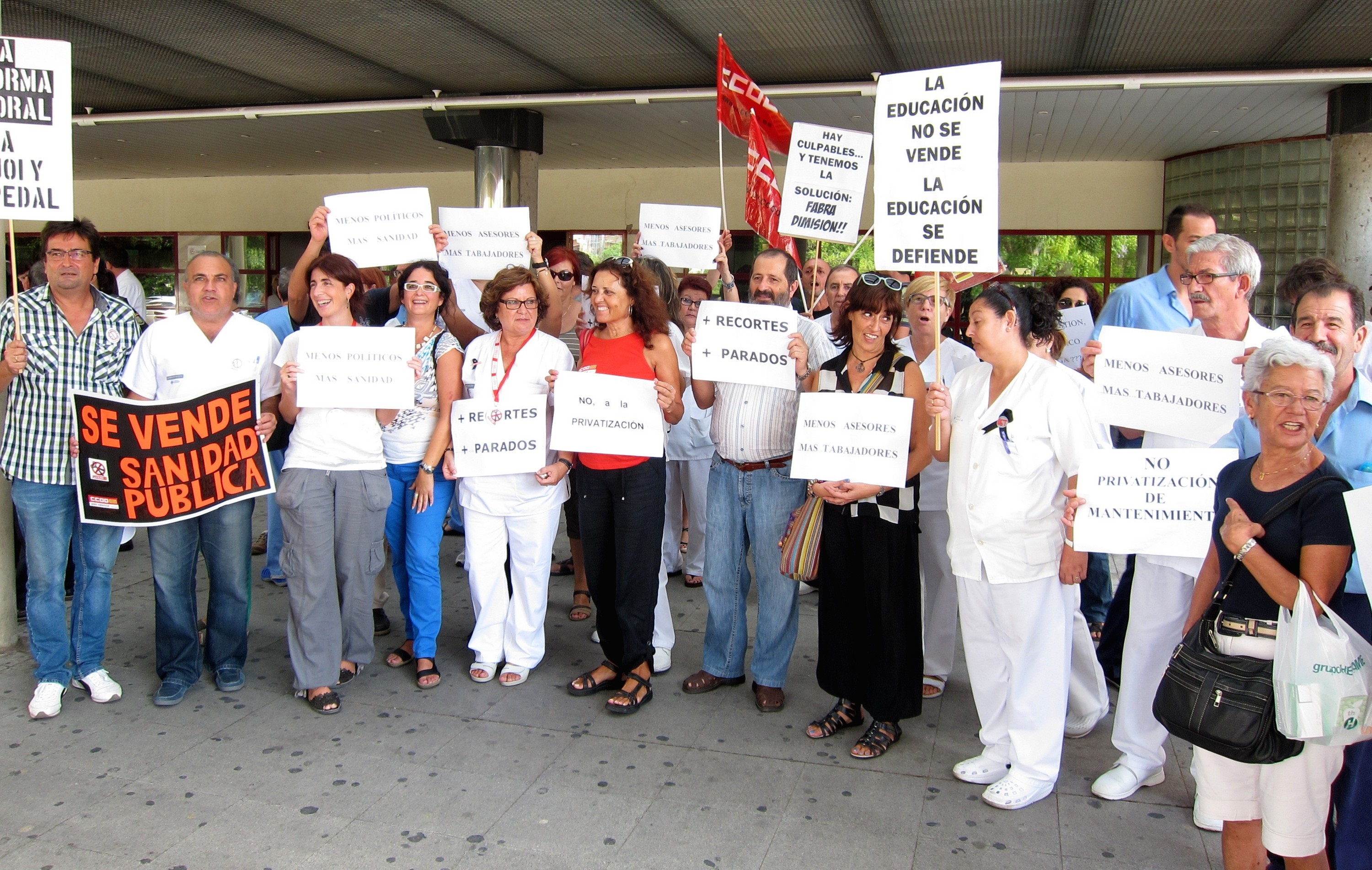 CValenciana. Trabajadores sanitarios y de Educación protestan contra los recortes durante la visita de Llombart y Català