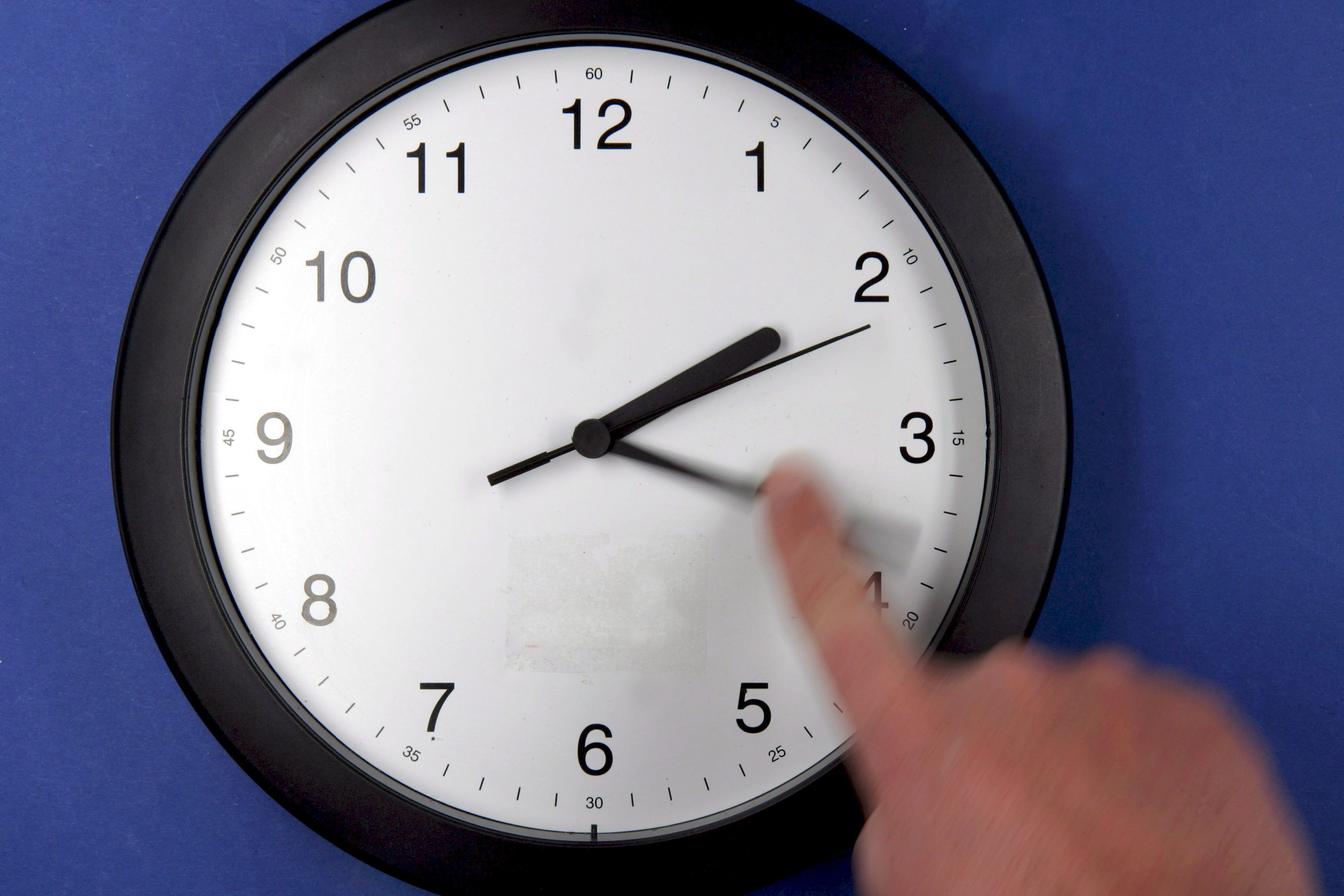 ¿Retrasar el reloj una hora y vivir con los horarios de Canarias o de Londres?