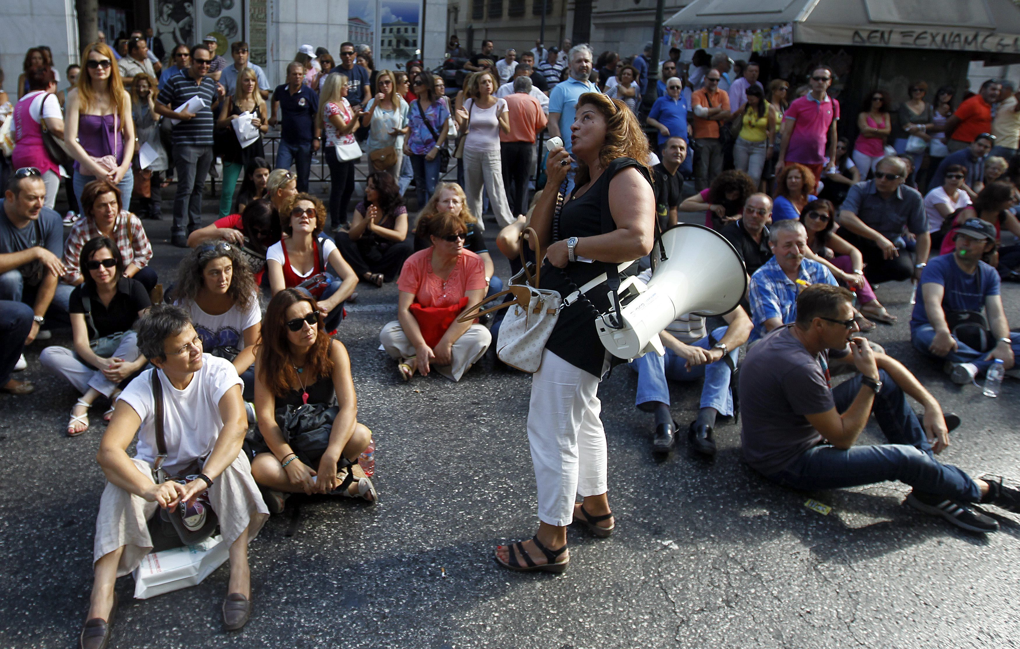 Los funcionarios griegos recibirán a la troika con una huelga de 48 horas