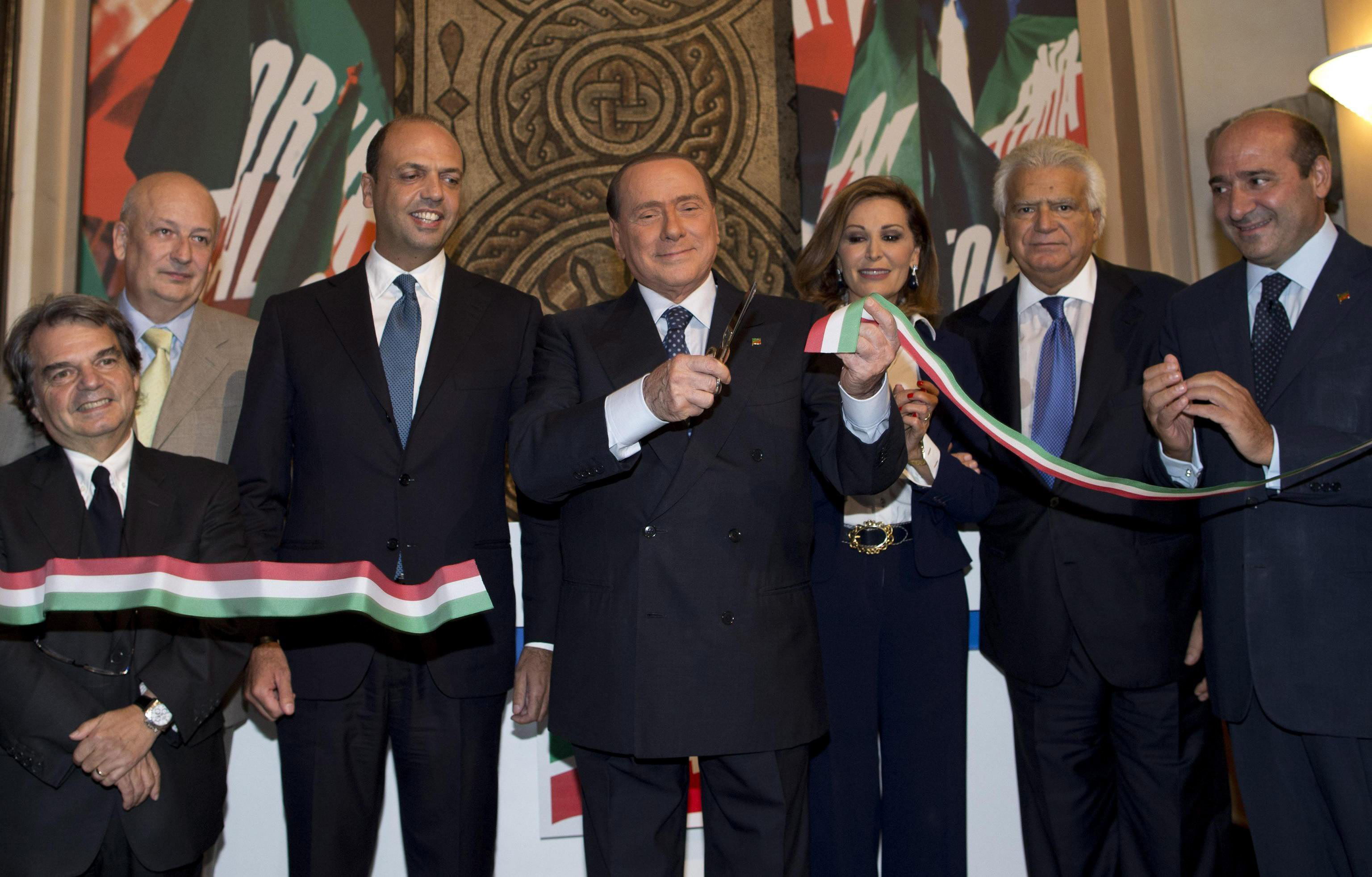 Berlusconi celebra su 77 cumpleaños tras crear una grave crisis política en Italia