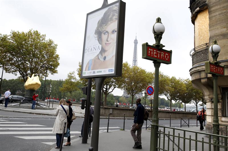 Retiran un cartel de ‘Diana’ del puente de París donde murió la Lady Di