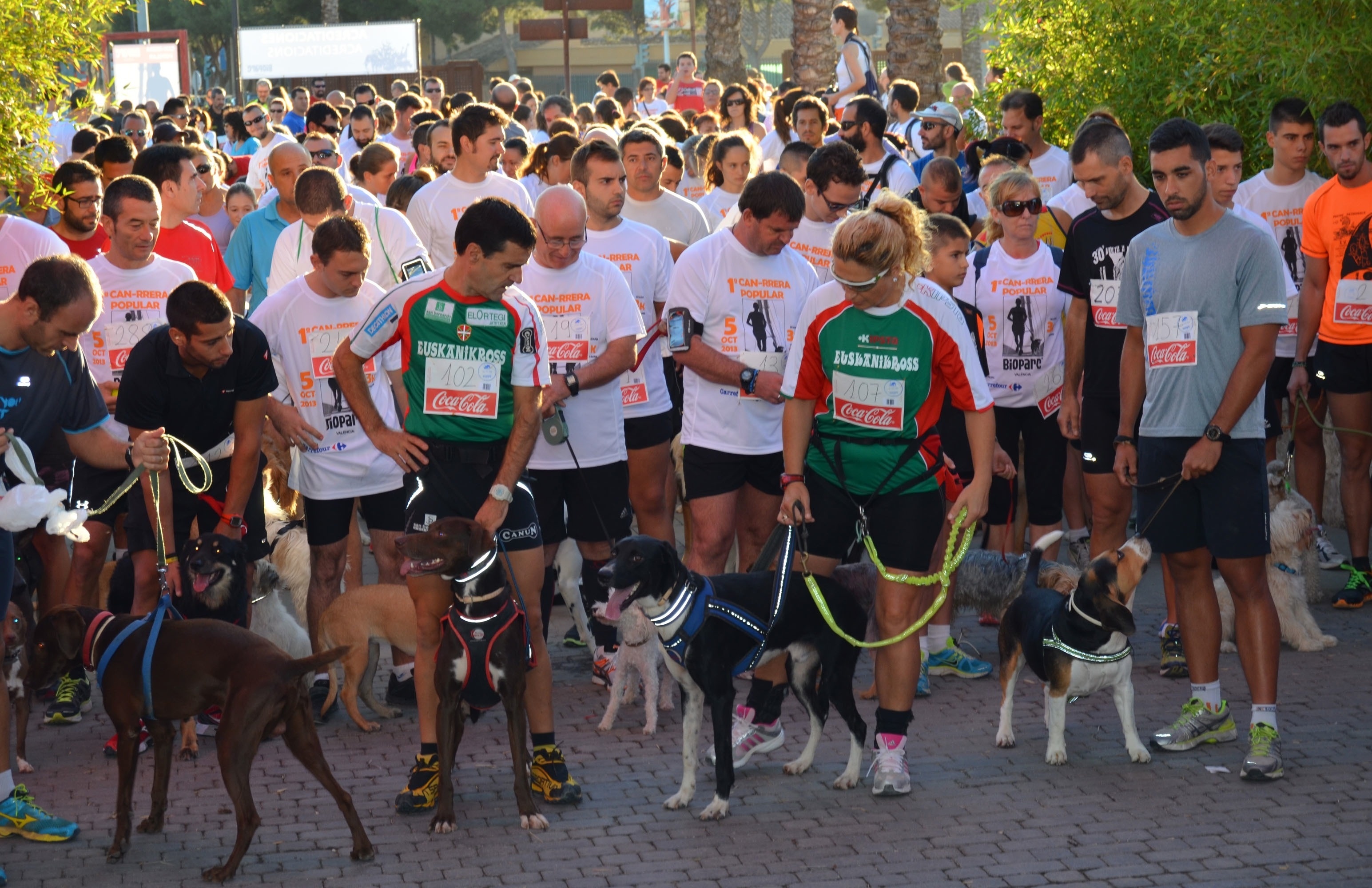 Cerca de 300 personas participan en una carrera con perros para concienciar sobre el respeto a los animales