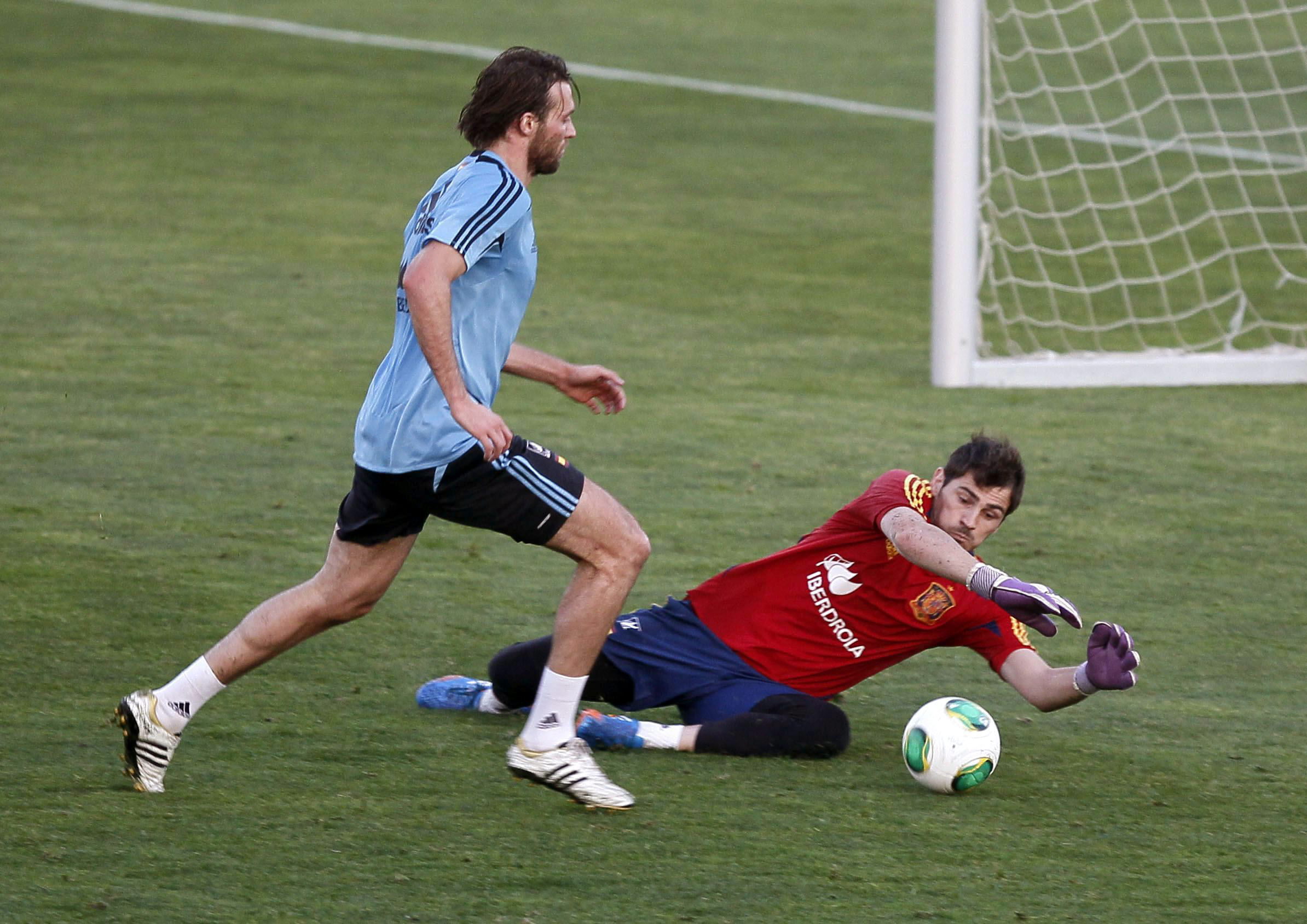 Iniesta y Piqué se ponen a las órdenes de Del Bosque en el segundo entrenamiento