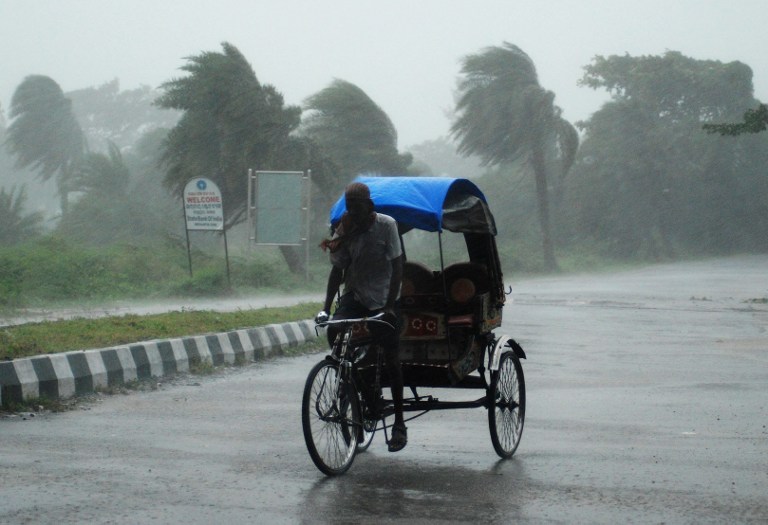 El ciclón Phailin deja al menos seis muertos a su paso por la India