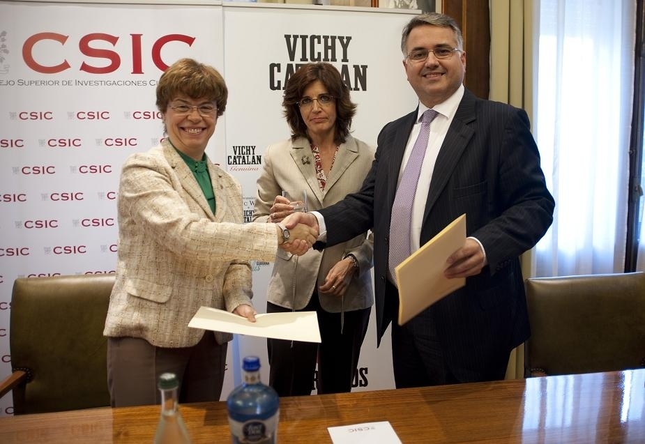 CSIC firma un convenio con Vichy Catalán para estudiar los efectos del consumo de este agua en el colesterol