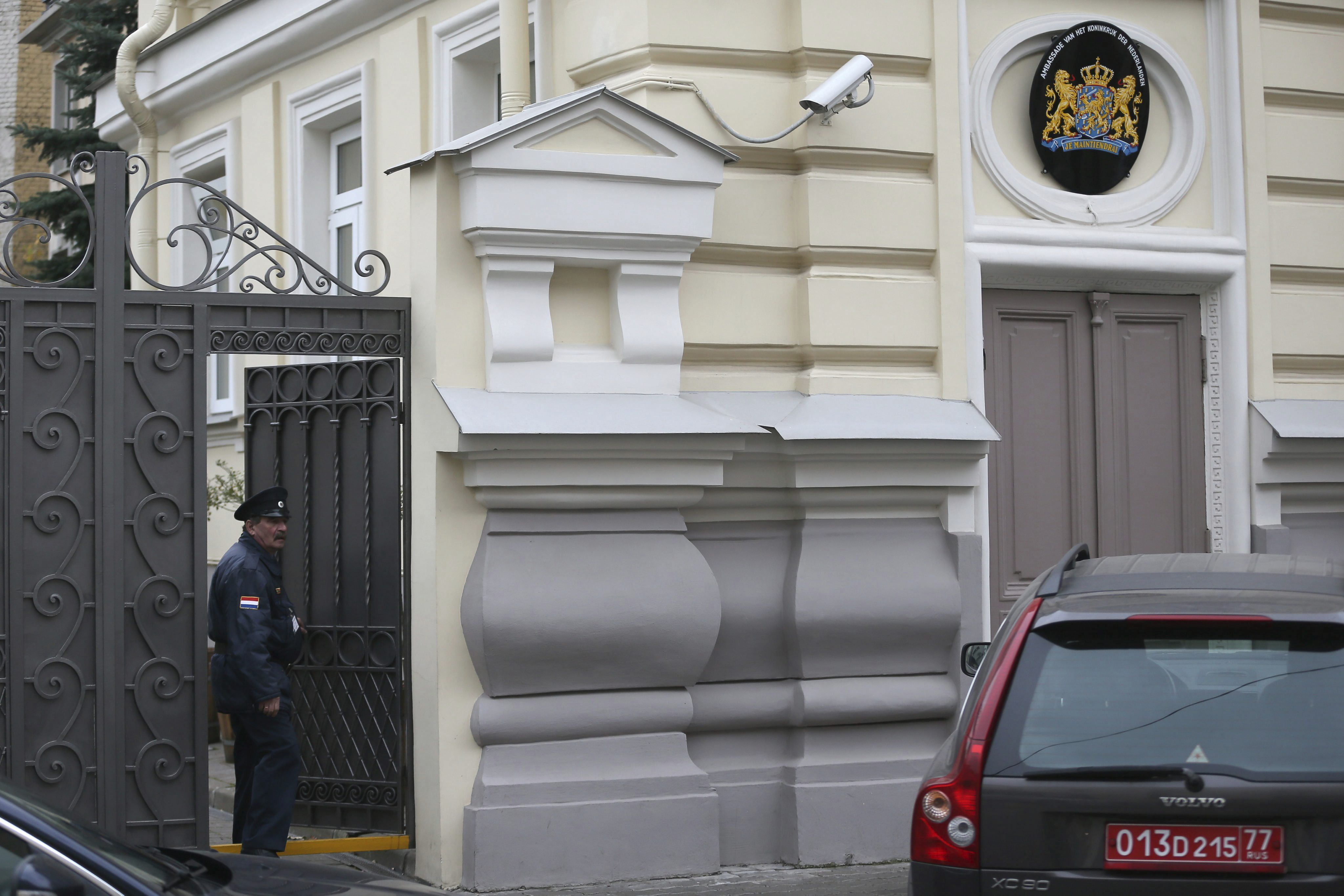Lavrov informó a su colega holandés de la investigación sobre la agresión a un diplomático