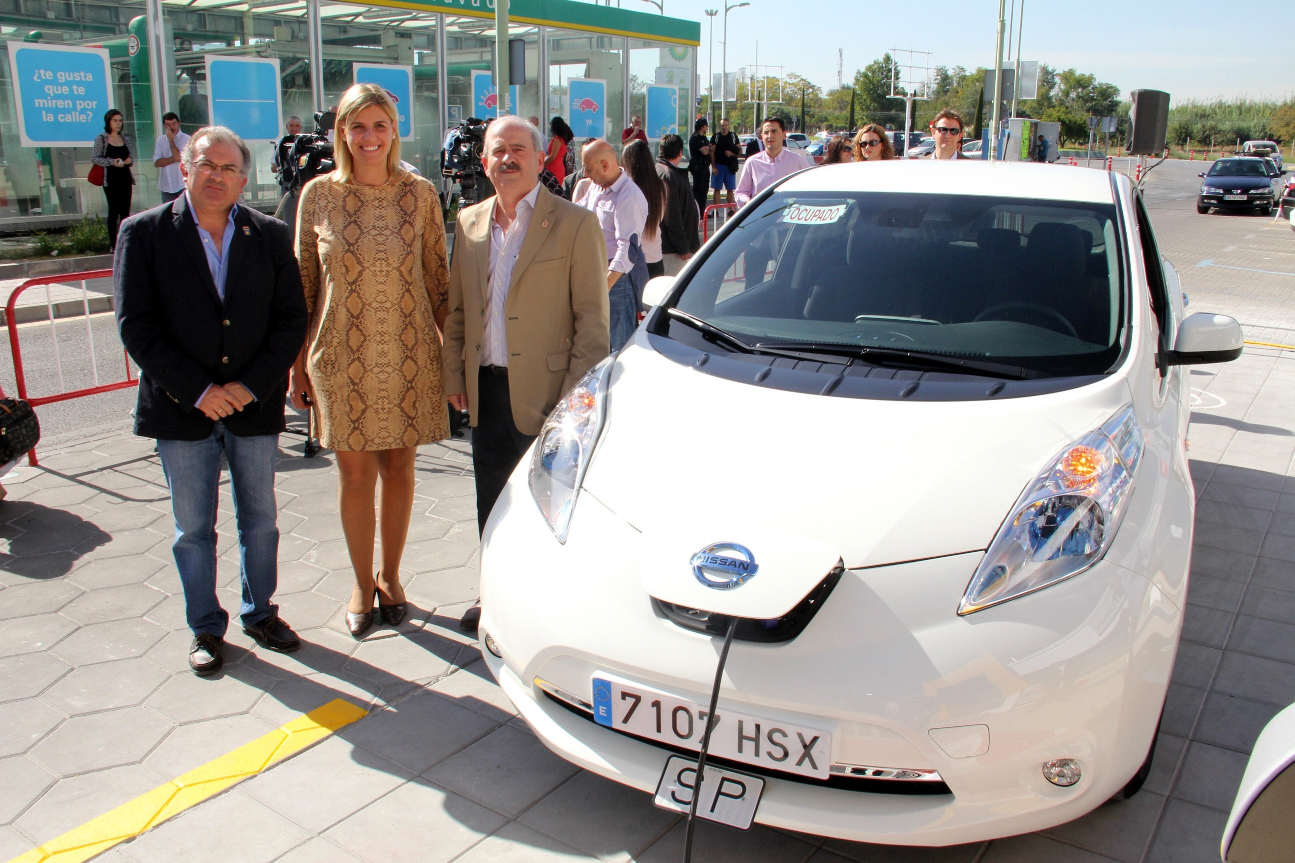 La Zubia estrena un punto de recarga para vehículos eléctricos