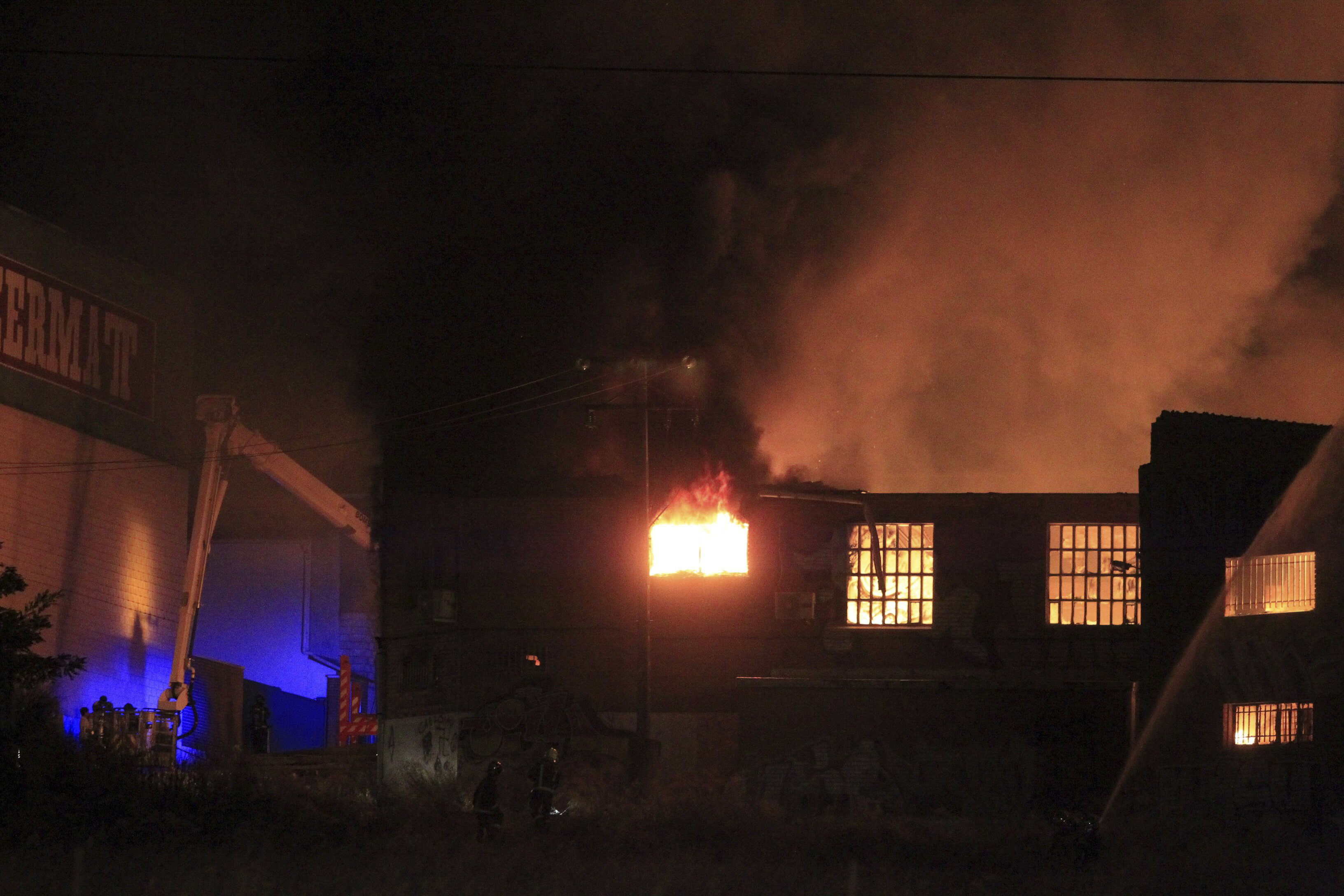 Un incendio en una nave industrial de Fuenlabrada causa una gran columna de humo