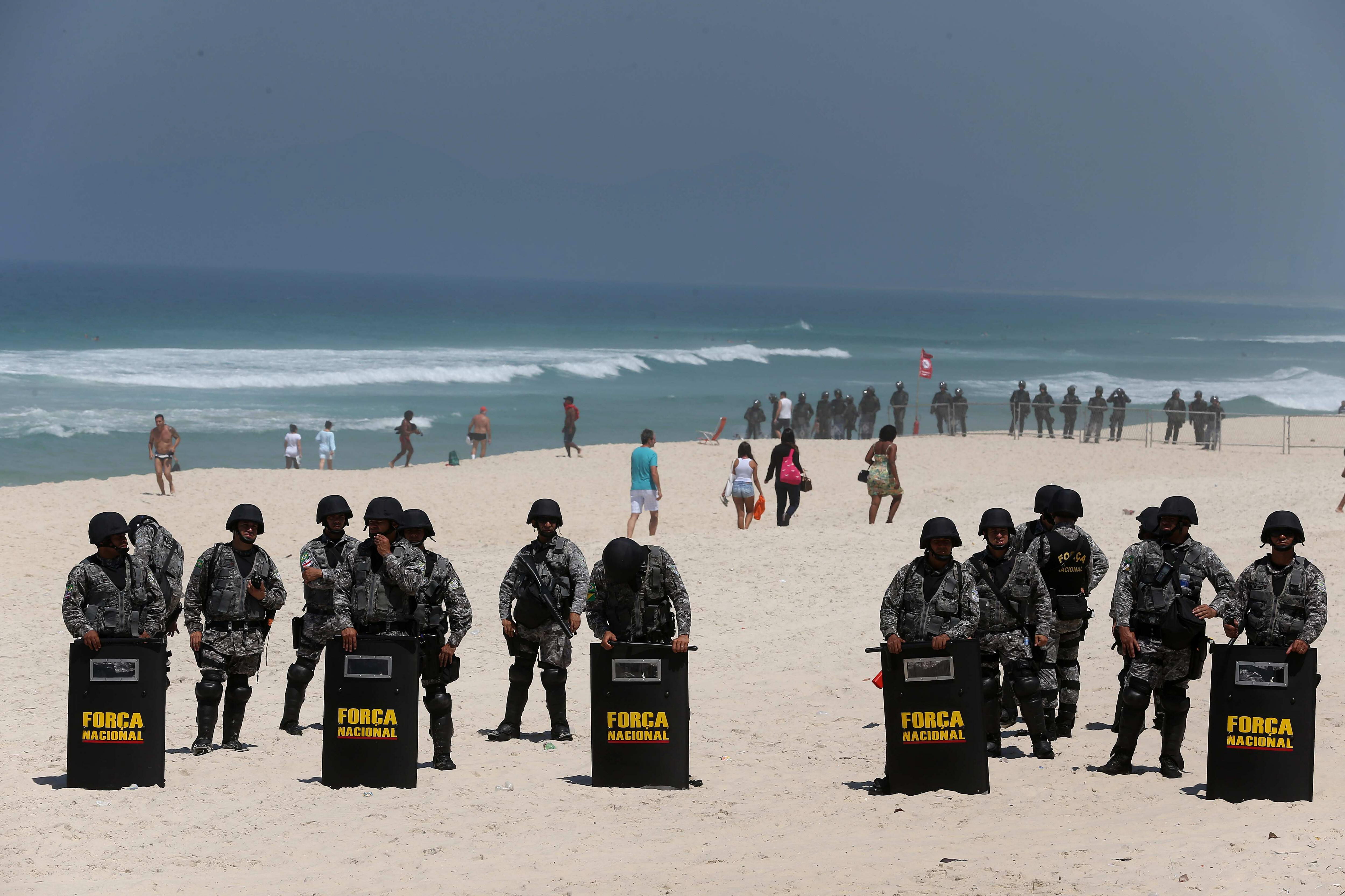 Dispersan a manifestantes que protestan contra una subasta petrolera en Brasil