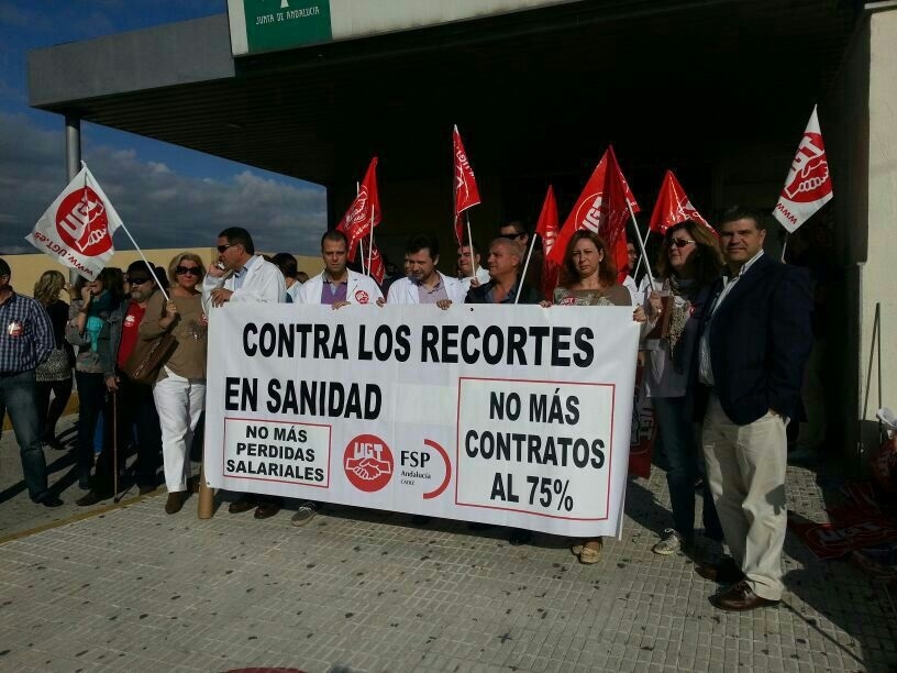Empleados públicos se concentran ante principales centros sanitarios andaluces convocados por UGT contra los «recortes»