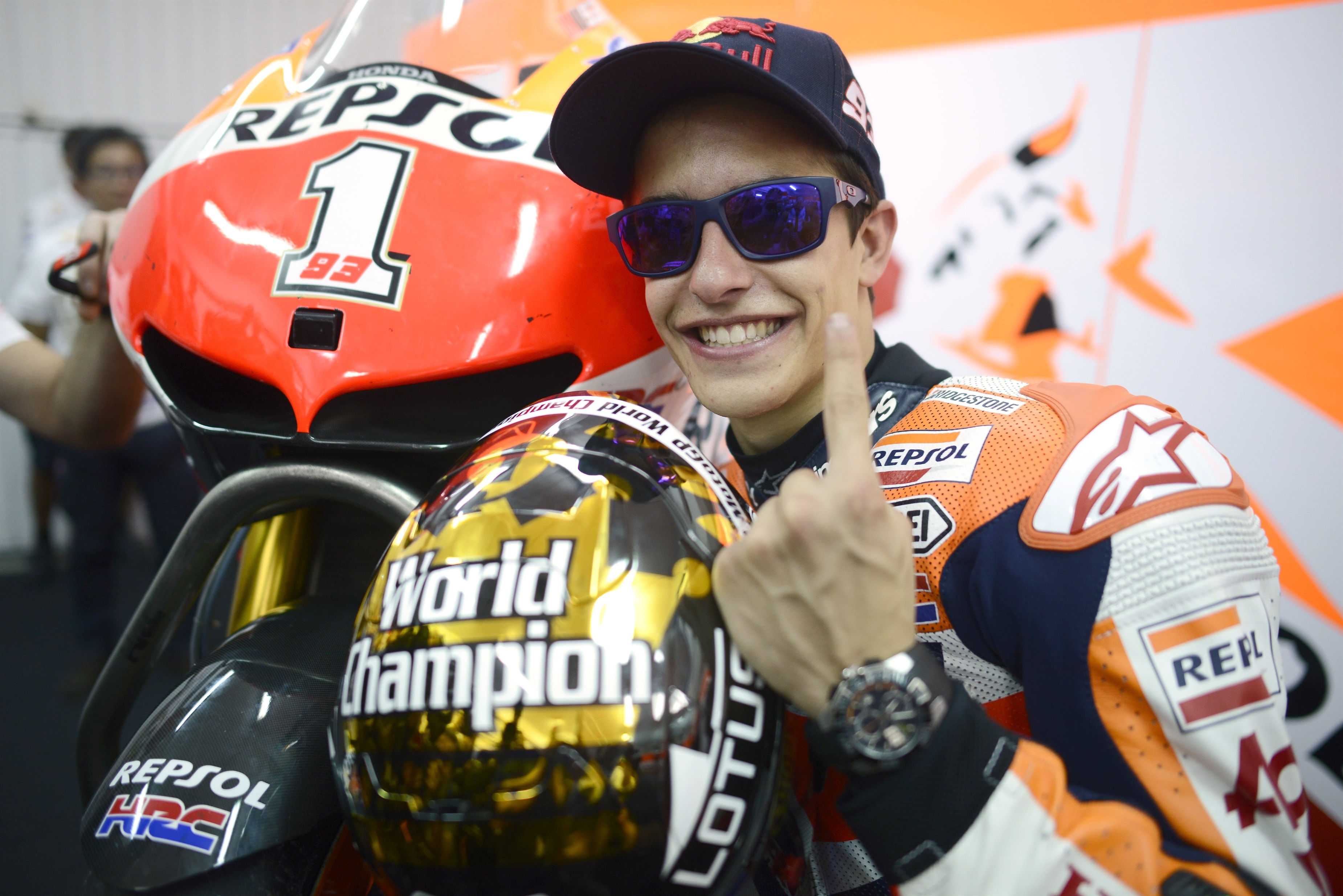 Oakley felicita a Marc Márquez por su Campeonato del Mundo de MotoGP